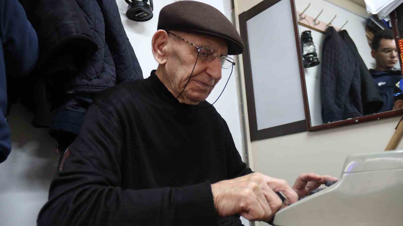 93 yasindaki arzuhalci meslegini ilk gunku askla surduruyor 1 fQTm2SOy