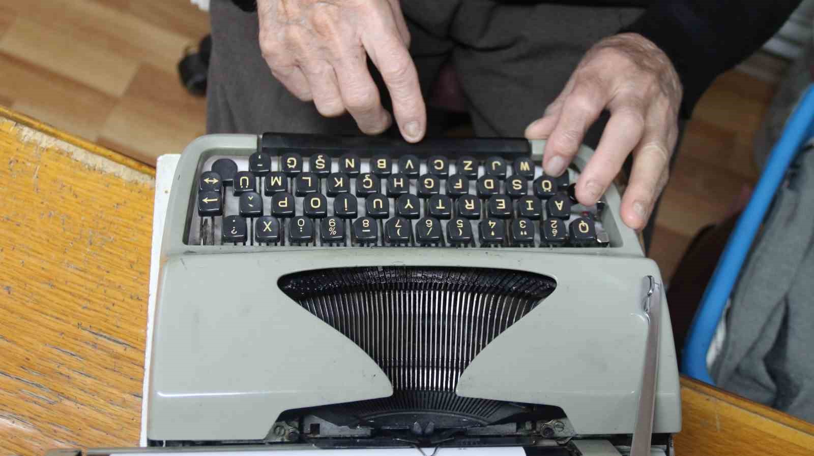 93 yasindaki arzuhalci meslegini ilk gunku askla surduruyor 2 ZVZHeLmk