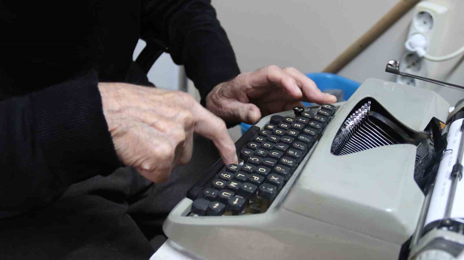 93 yasindaki arzuhalci meslegini ilk gunku askla surduruyor 3 Aa6dsIWY