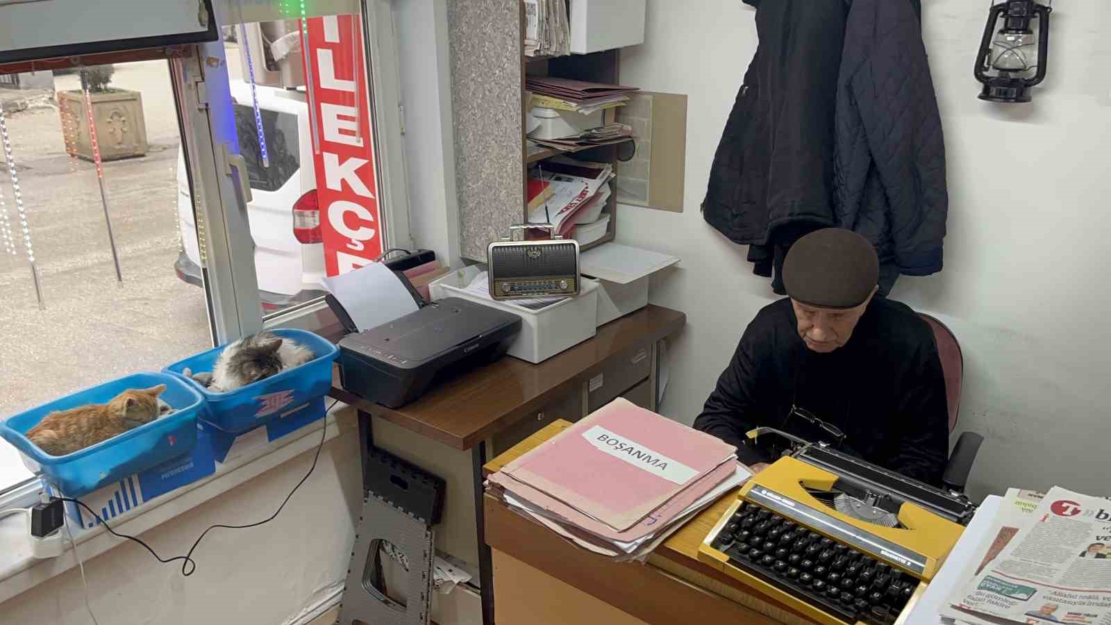 93 yasindaki arzuhalci meslegini ilk gunku askla surduruyor 5 r7v3L1aC