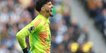 Altay Bayindir Manchester United 2025.jpg
