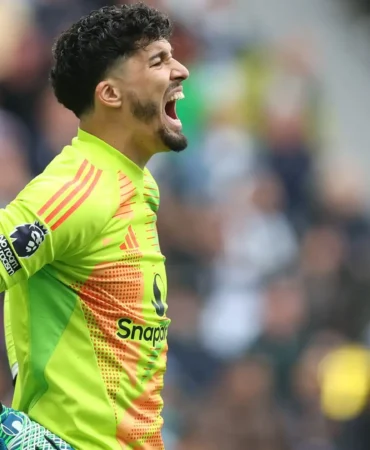 Altay Bayindir Manchester United 2025.jpg