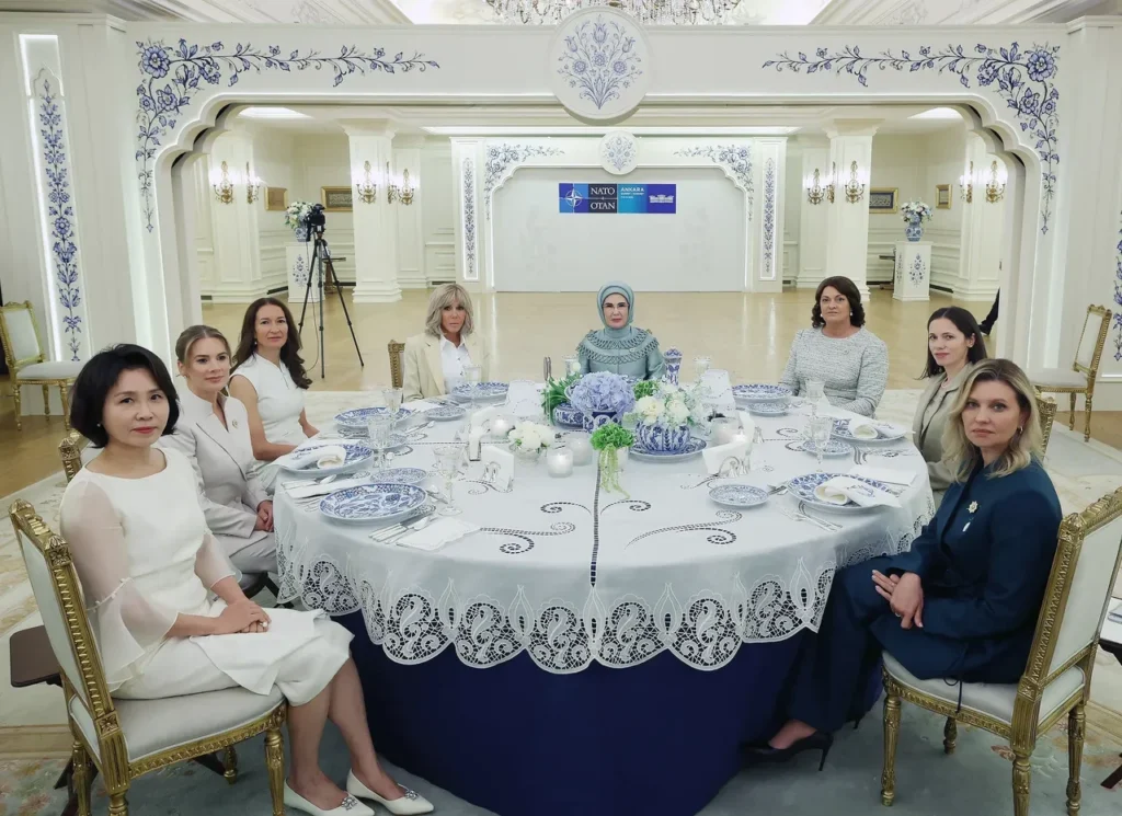 Emine Erdoğan’dan NATO Lider Eşlerine Kültür Diplomasisi: Türk Motifleri ve Lezzetleri Hayran Bıraktı! 1 IMG 0637