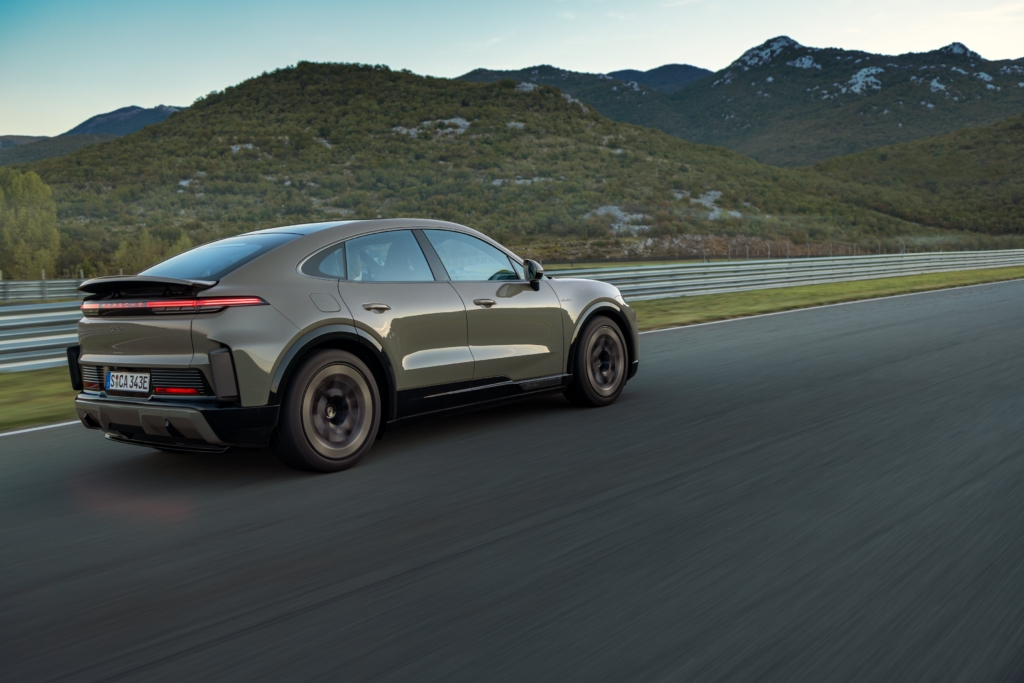 Elektrikli Porsche Cayenne Coupe tanıtıldı: 1.156 PS güce kadar çıkan yeni model sahneye çıktı 5 elektrikli porsche cayenne coupe