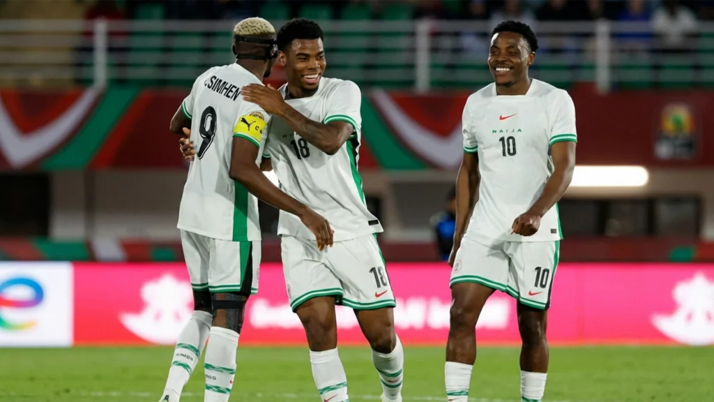 Orta Sahaya Nijeryalı Dinamo: Operasyon Tamamlandı 1 Raphael Onyedika centre celebrates scoring Nigerias third goal with Osimhen and Dele Bashiru AFP