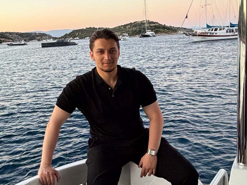 Bursa’nın Köklü Ailelerinden Ödünç Ailesinin Yeni Nesil Temsilcisi Dikkat Çekiyor 4 Yigit Erezkaya Herkes Duysun 2