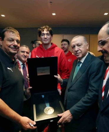 a-milli-erkek-basketbol-takimi-ikincilik-madalyasini-cumhurbaskani-erdogana-takdim-etti-AvcfHeJn.jpg