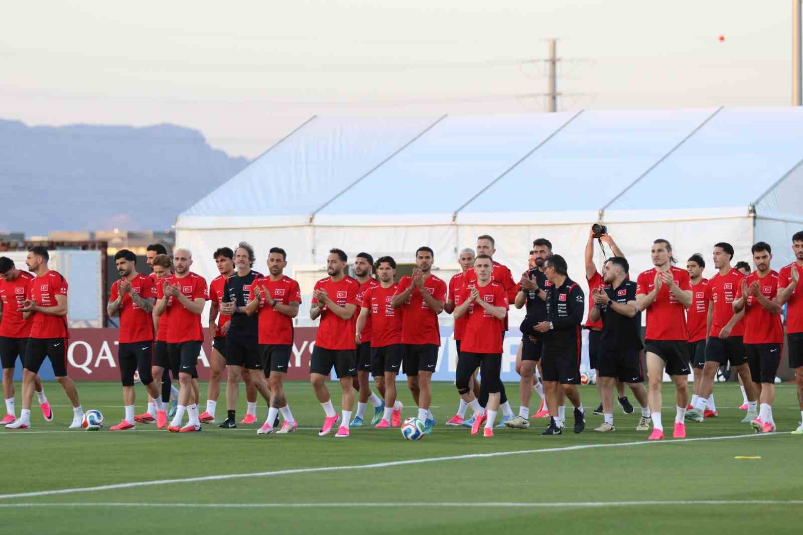 A Milli Futbol Takımı, Arizona’daki ilk antrenmanını taraftara açık yaptı 5 a milli futbol takimi arizonadaki ilk antrenmanini taraftara acik yapti 1 dMtmWiCW