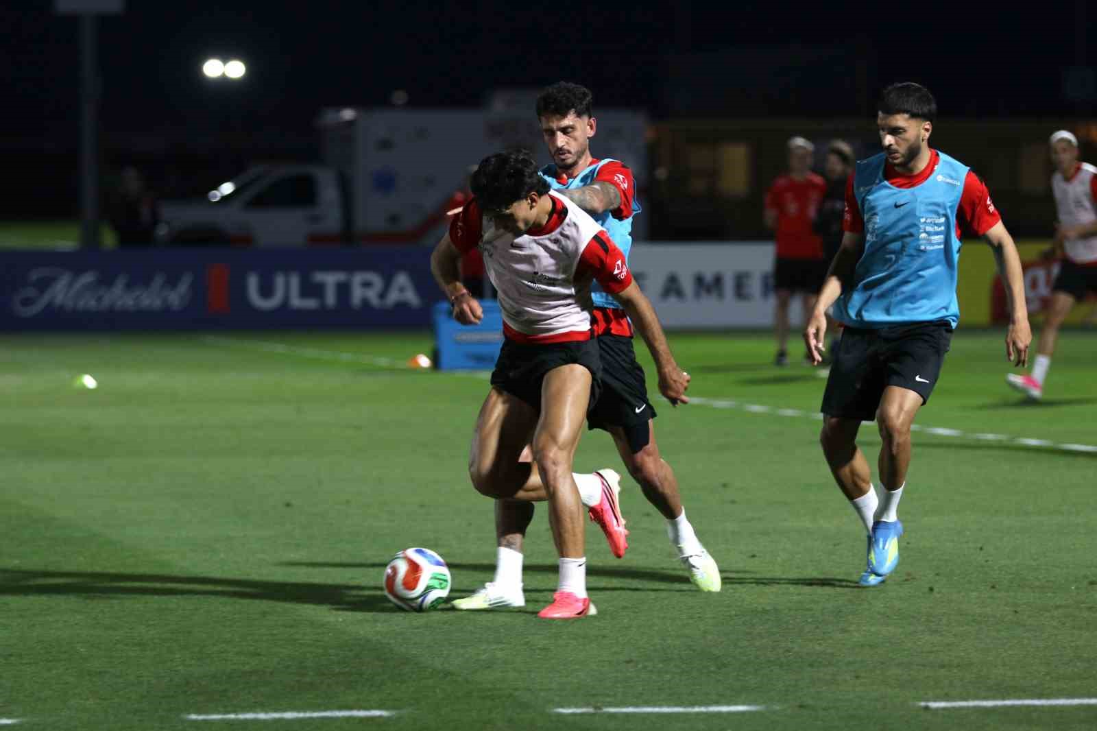 A Milli Futbol Takımı, Arizona’daki ilk antrenmanını taraftara açık yaptı 16 a milli futbol takimi arizonadaki ilk antrenmanini taraftara acik yapti 12