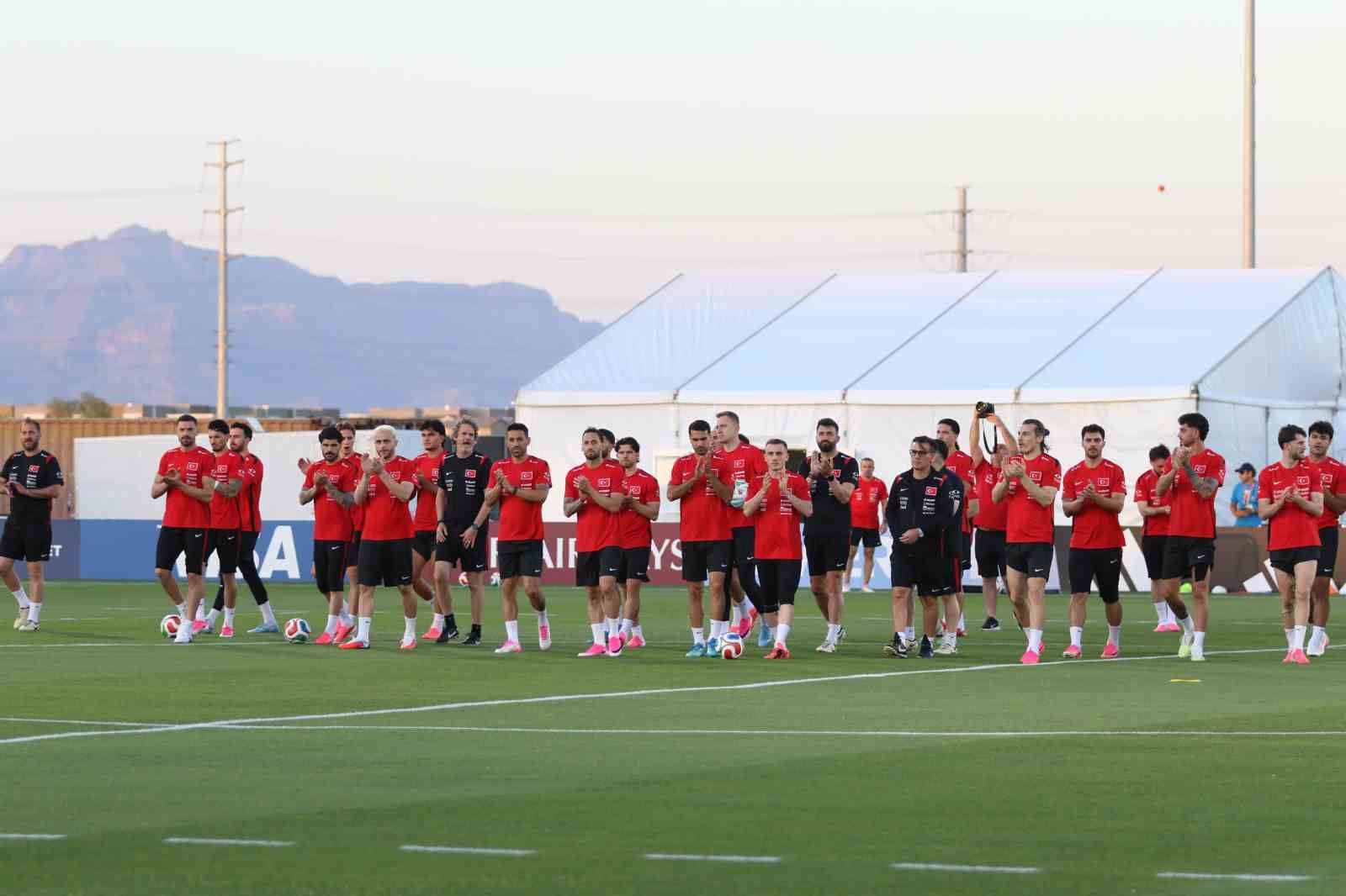 A Milli Futbol Takımı, Arizona’daki ilk antrenmanını taraftara açık yaptı 6 a milli futbol takimi arizonadaki ilk antrenmanini taraftara acik yapti 2