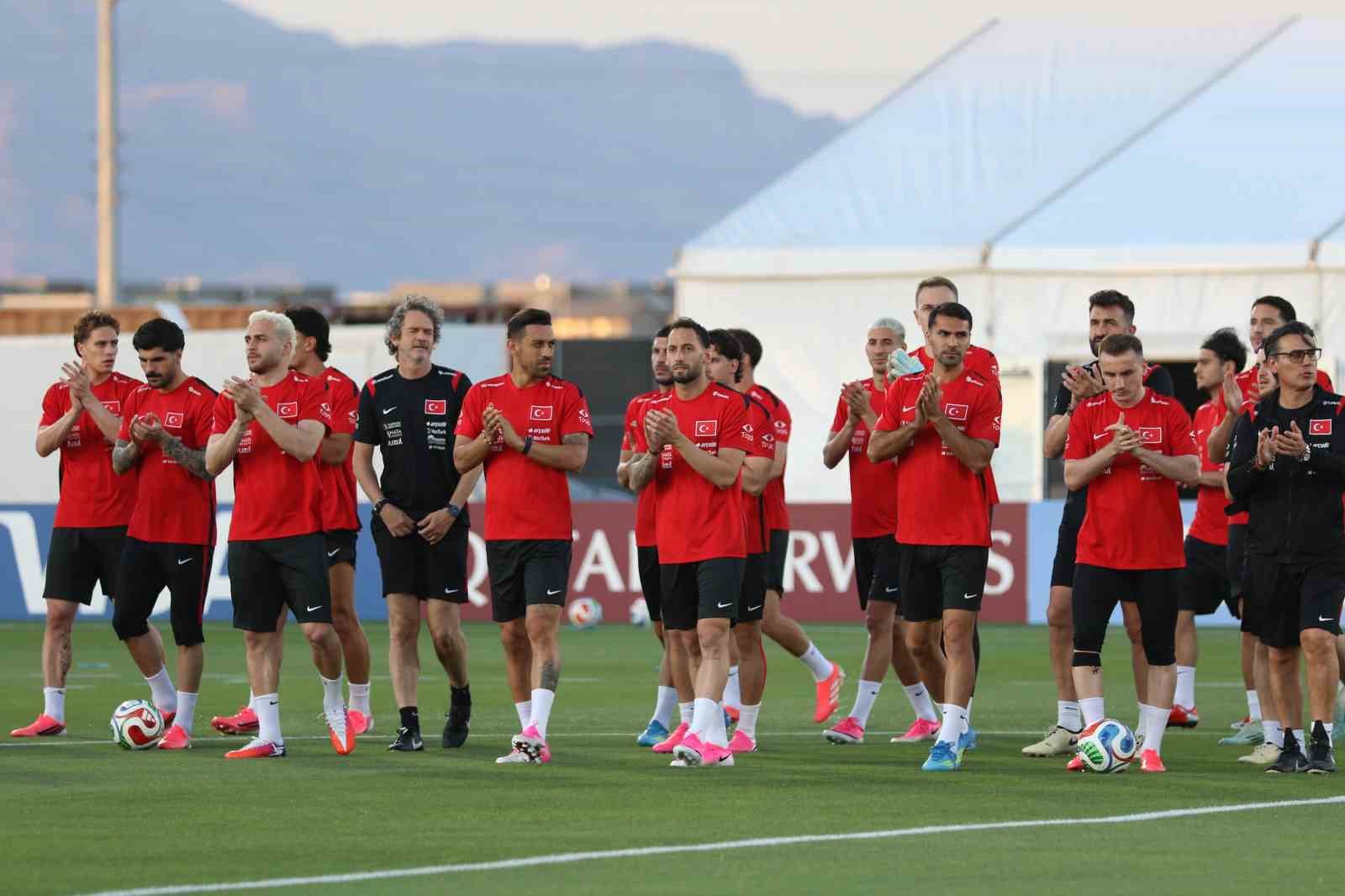 A Milli Futbol Takımı, Arizona’daki ilk antrenmanını taraftara açık yaptı 7 a milli futbol takimi arizonadaki ilk antrenmanini taraftara acik yapti 3 EQAYvQz9