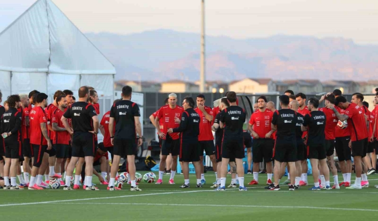 a-milli-futbol-takimi-arizonadaki-ilk-antrenmanini-taraftara-acik-yapti-J9WRgCEh.jpg