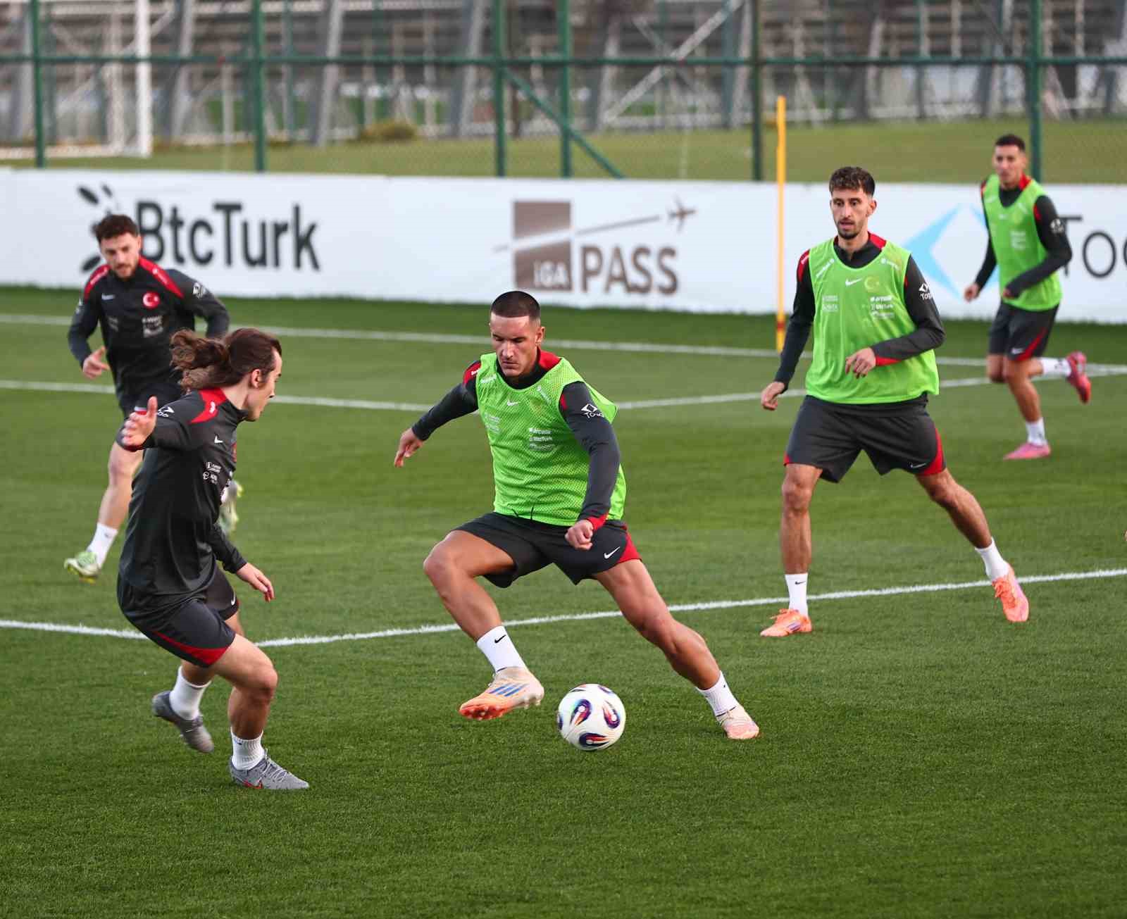 a milli futbol takimi ispanya maci hazirliklarina basladi 12 2PQAUzQG
