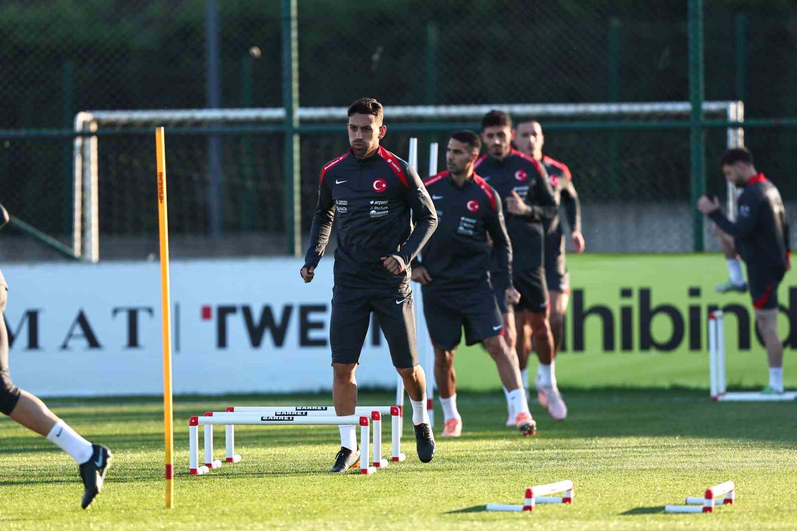 a milli futbol takimi ispanya maci hazirliklarina basladi 3 DW8sszga