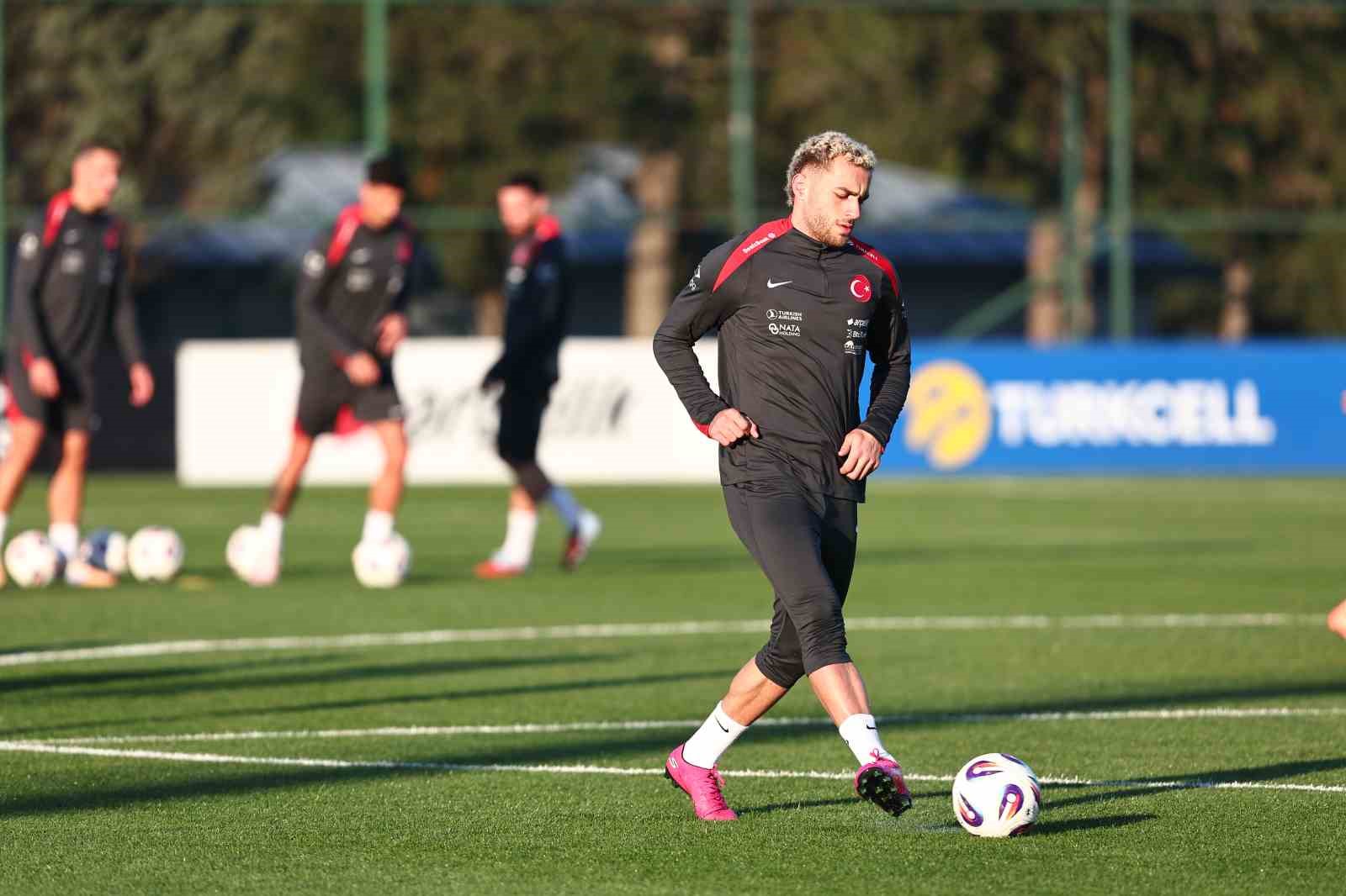 a milli futbol takimi ispanya maci hazirliklarina basladi 6