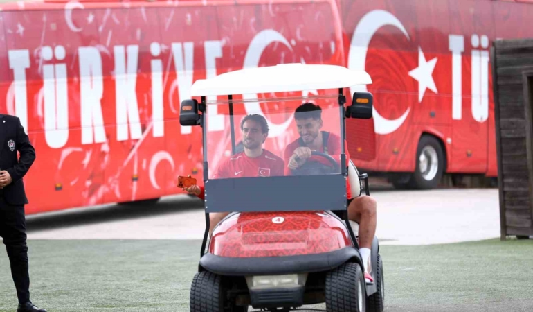 a-milli-futbol-takimi-kuzey-makedonya-maci-hazirliklarini-tamamladi-qKrbCF89.jpg