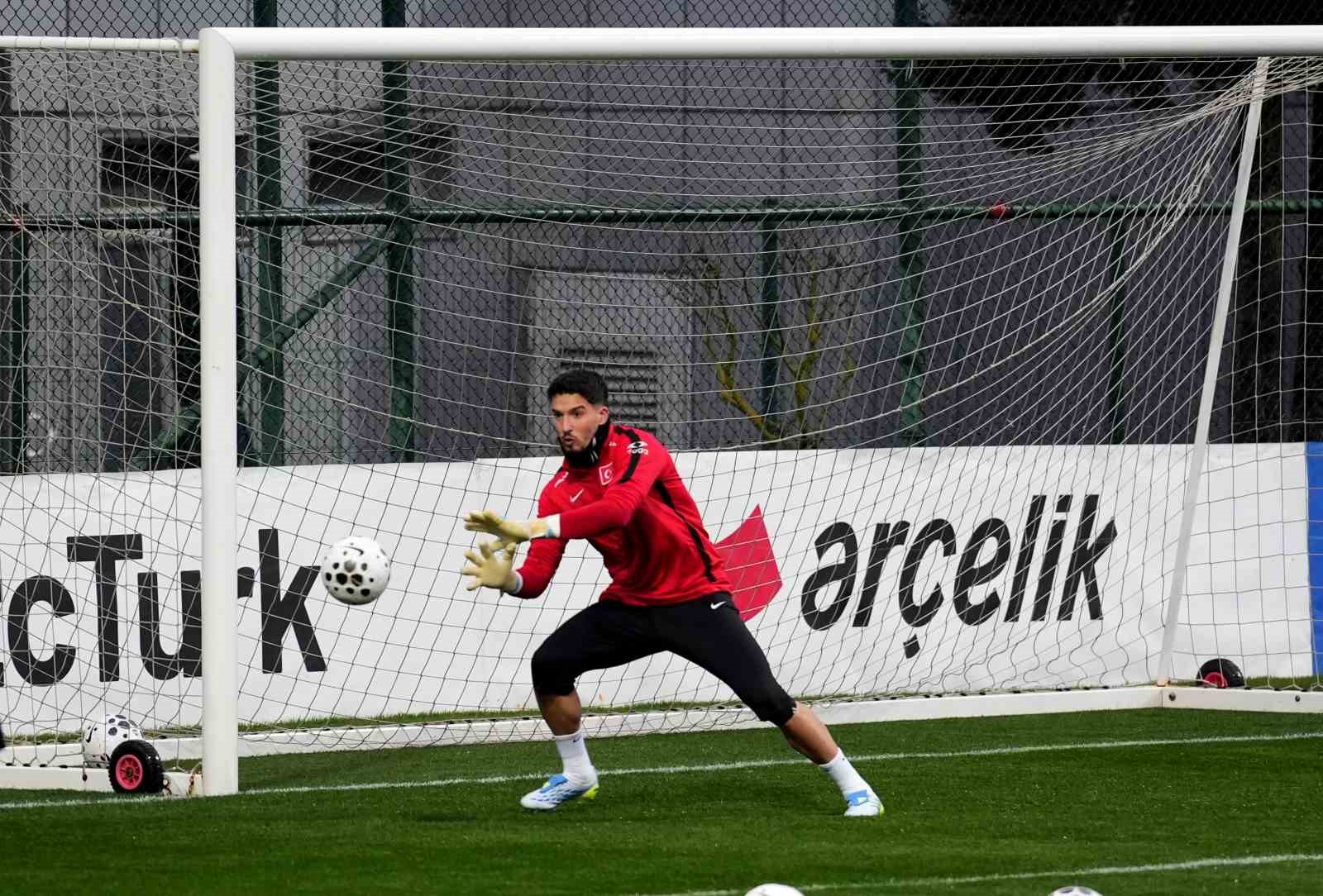 a milli futbol takimi romanya maci hazirliklarini surdurdu 11