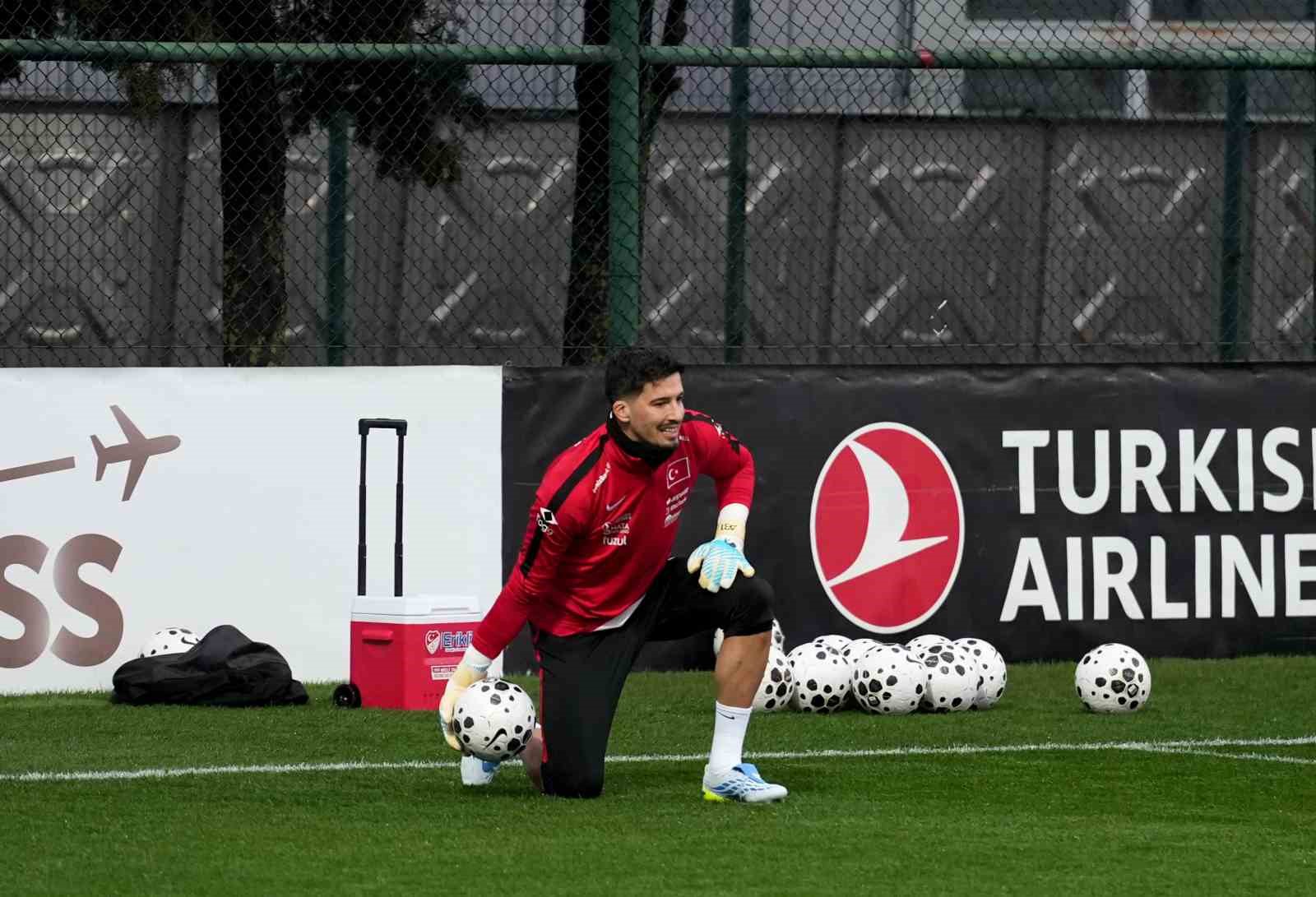 a milli futbol takimi romanya maci hazirliklarini surdurdu 15 Onbn4hZR