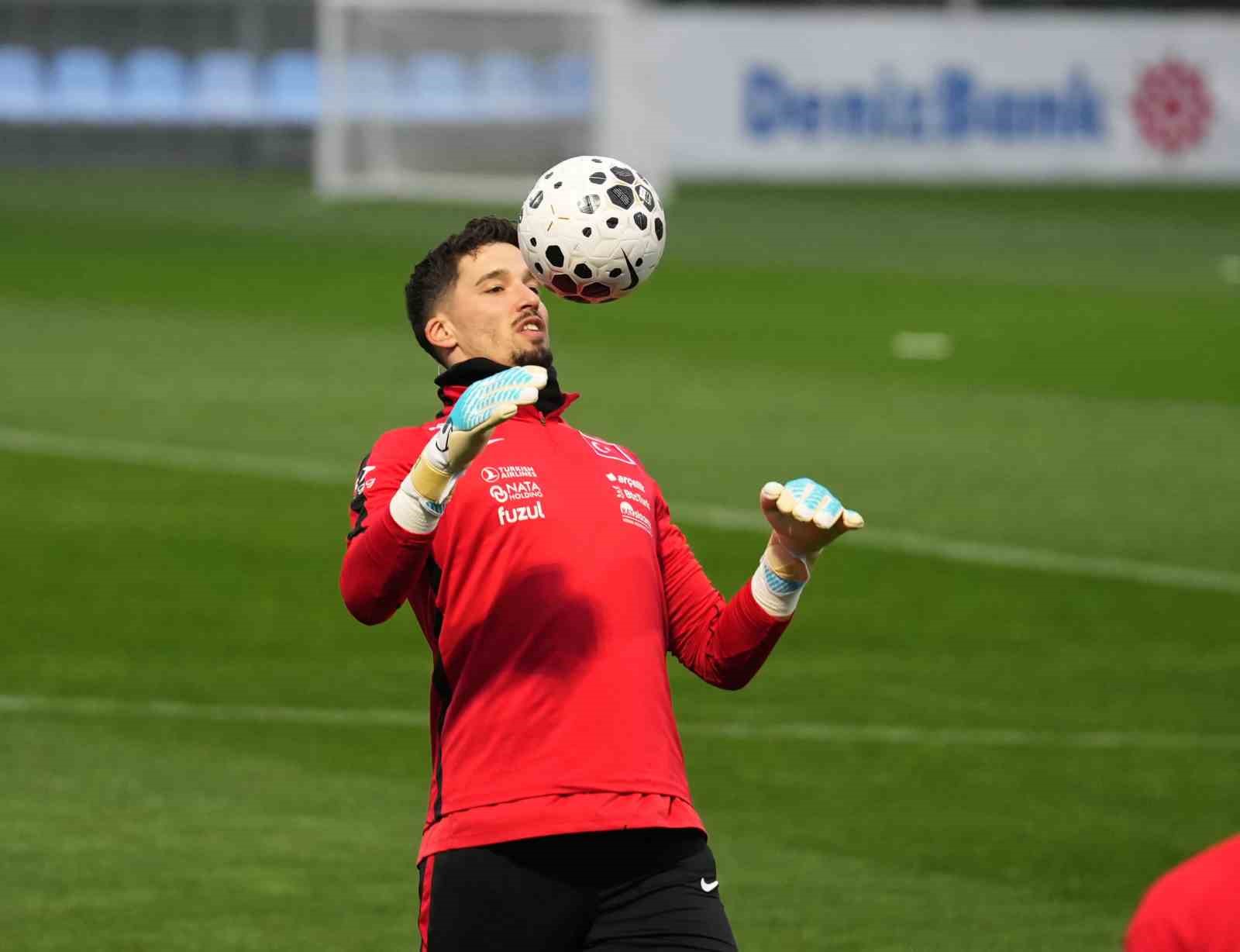 a milli futbol takimi romanya maci hazirliklarini surdurdu 18 ymYGiy4B