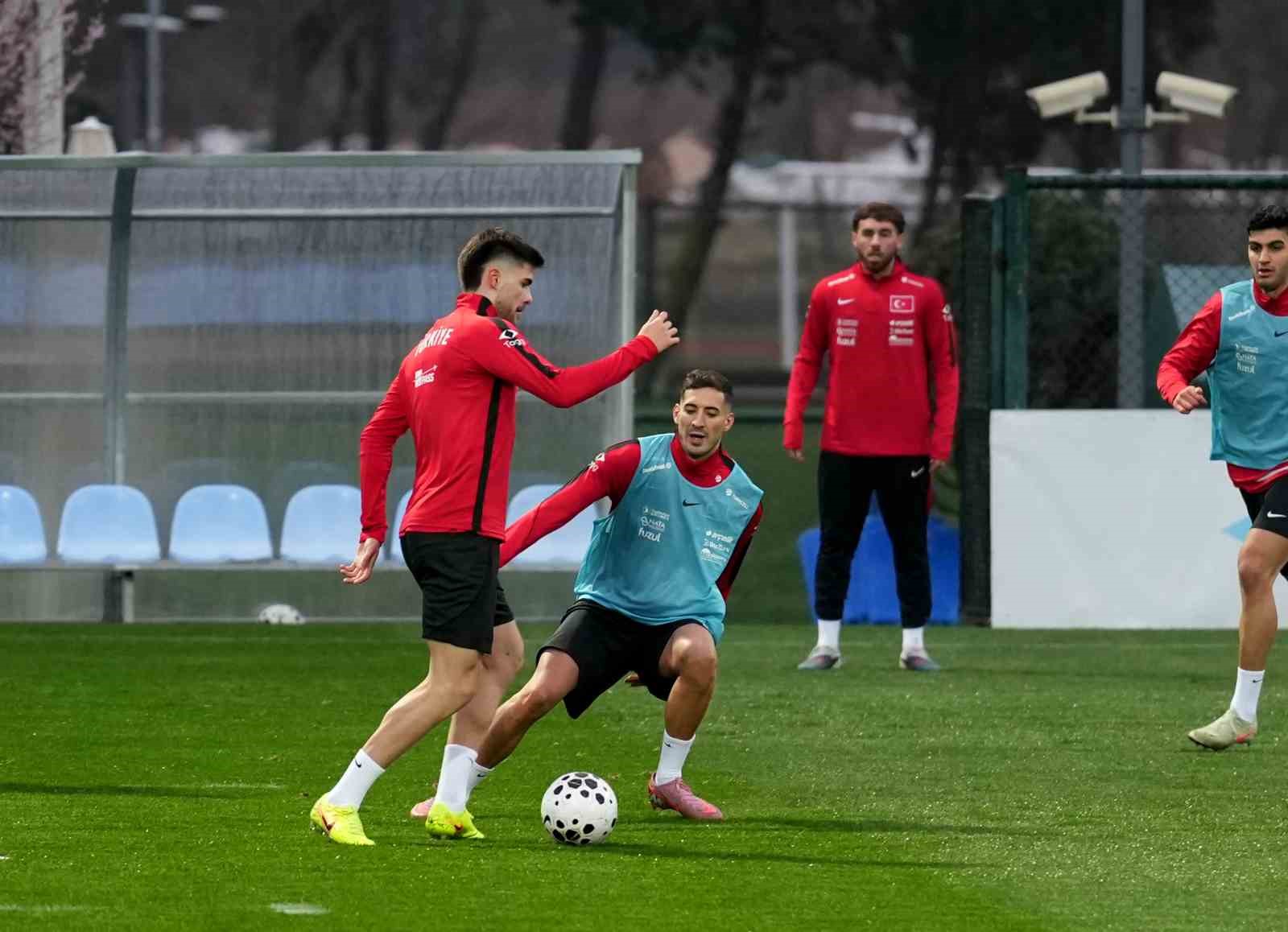 a milli futbol takimi romanya maci hazirliklarini surdurdu 20