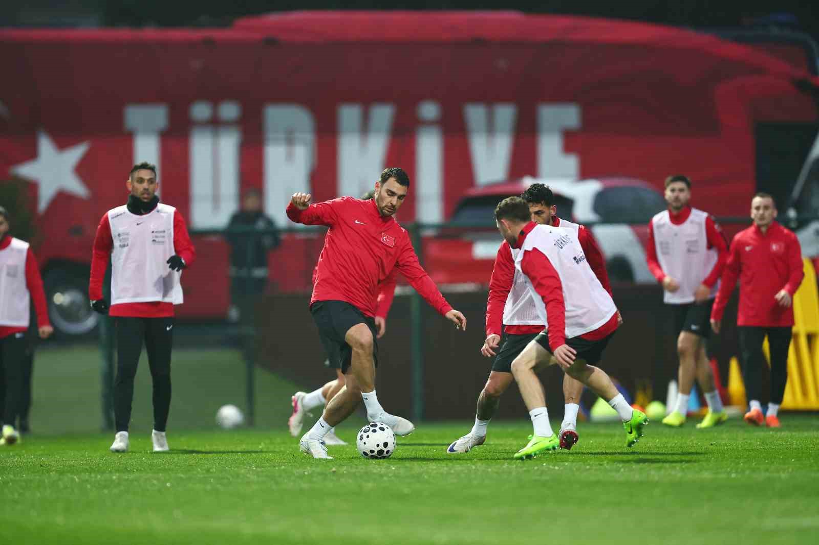 a milli futbol takimi romanya maci hazirliklarini surdurdu 3