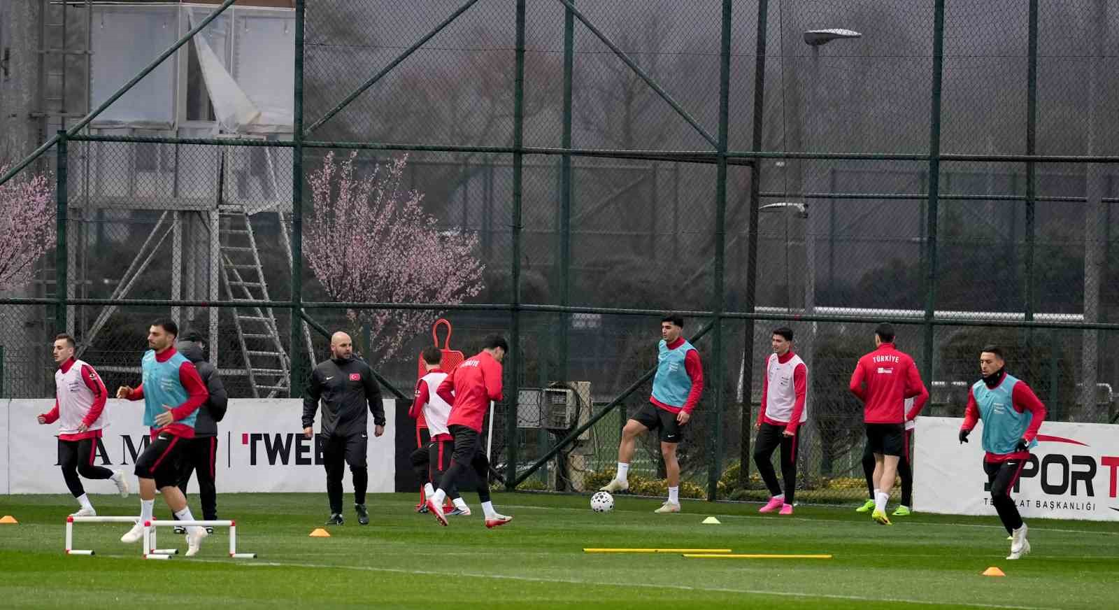 a milli futbol takimi romanya maci hazirliklarini surdurdu 5 VBZ4bv54