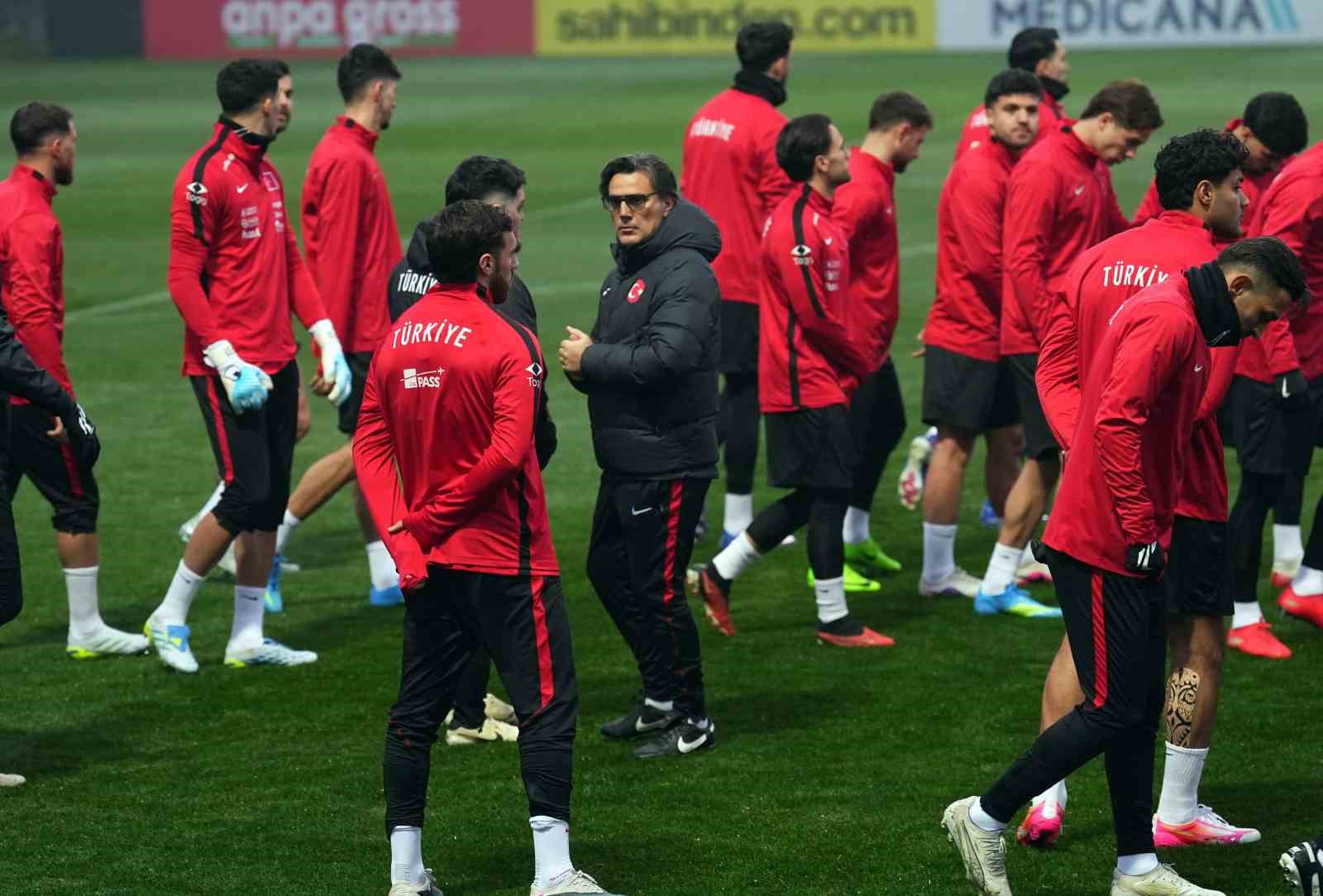 a milli futbol takimi romanya macinin hazirliklarini surdurdu 0