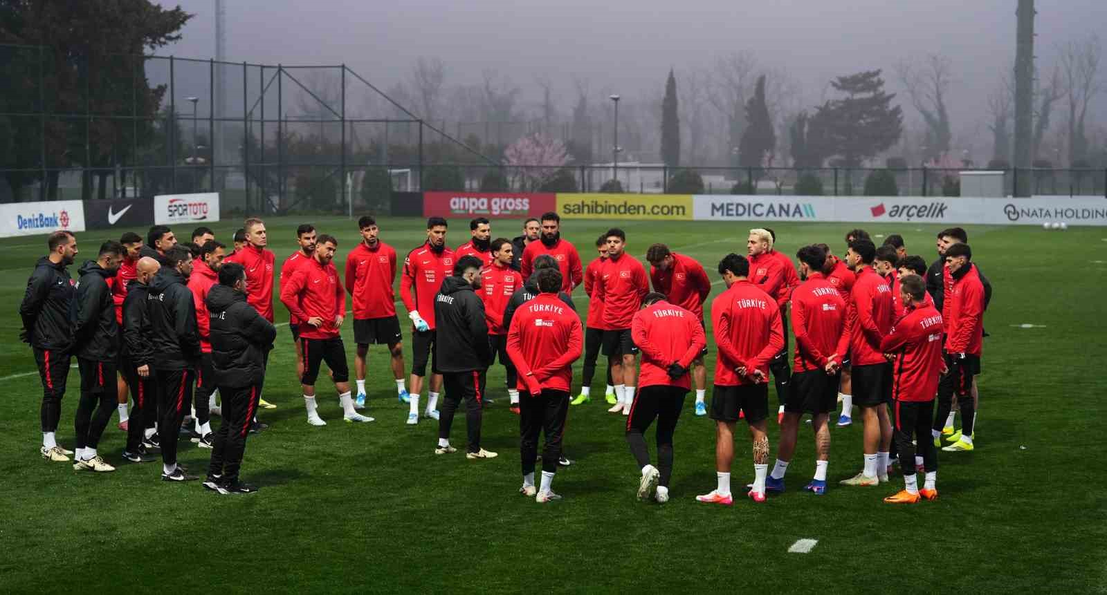 a milli futbol takimi romanya macinin hazirliklarini surdurdu 15 p4VtAZAQ