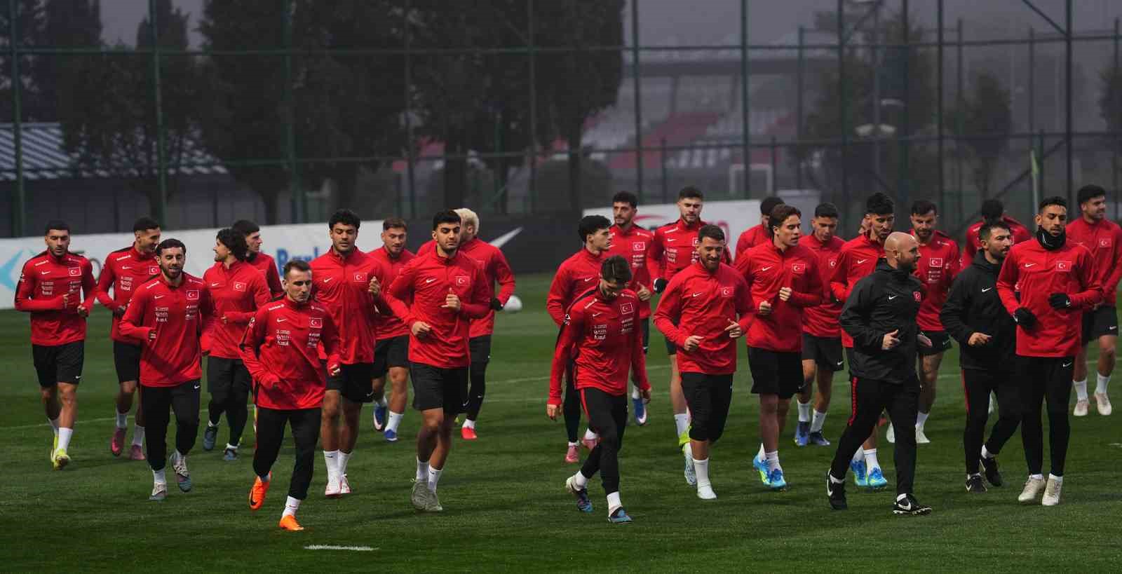 a milli futbol takimi romanya macinin hazirliklarini surdurdu 16 ACIVF3Dt