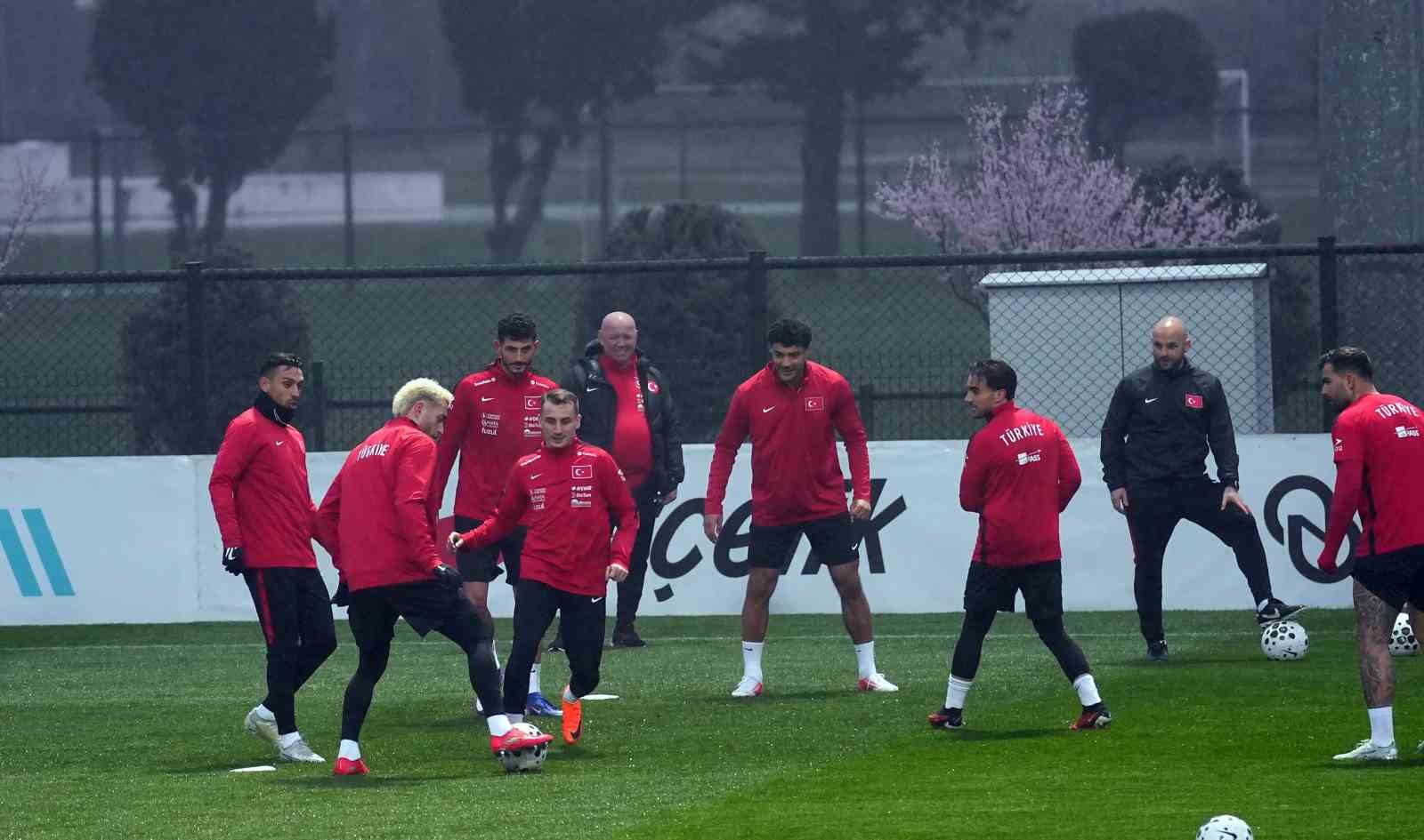 a milli futbol takimi romanya macinin hazirliklarini surdurdu 19 Qnq5SUwm