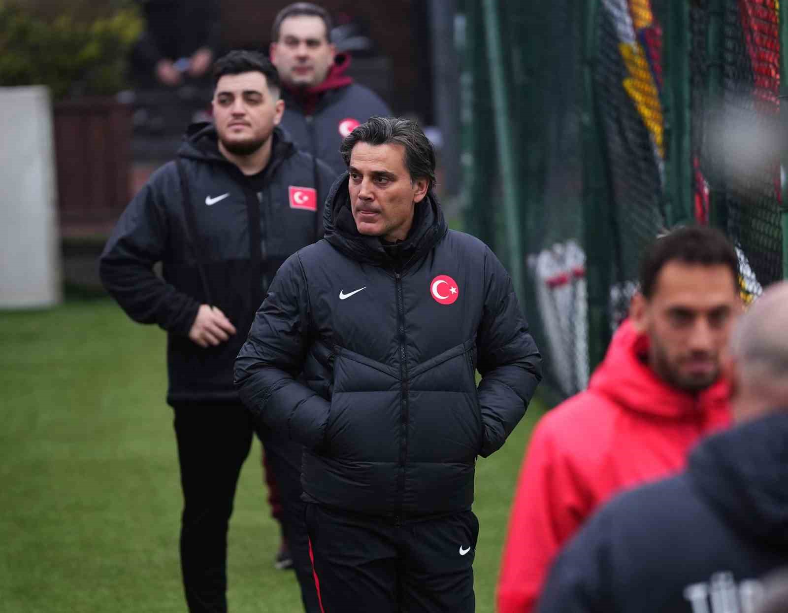 a milli futbol takimi romanya macinin hazirliklarini surdurdu 4 OzHlJtdR