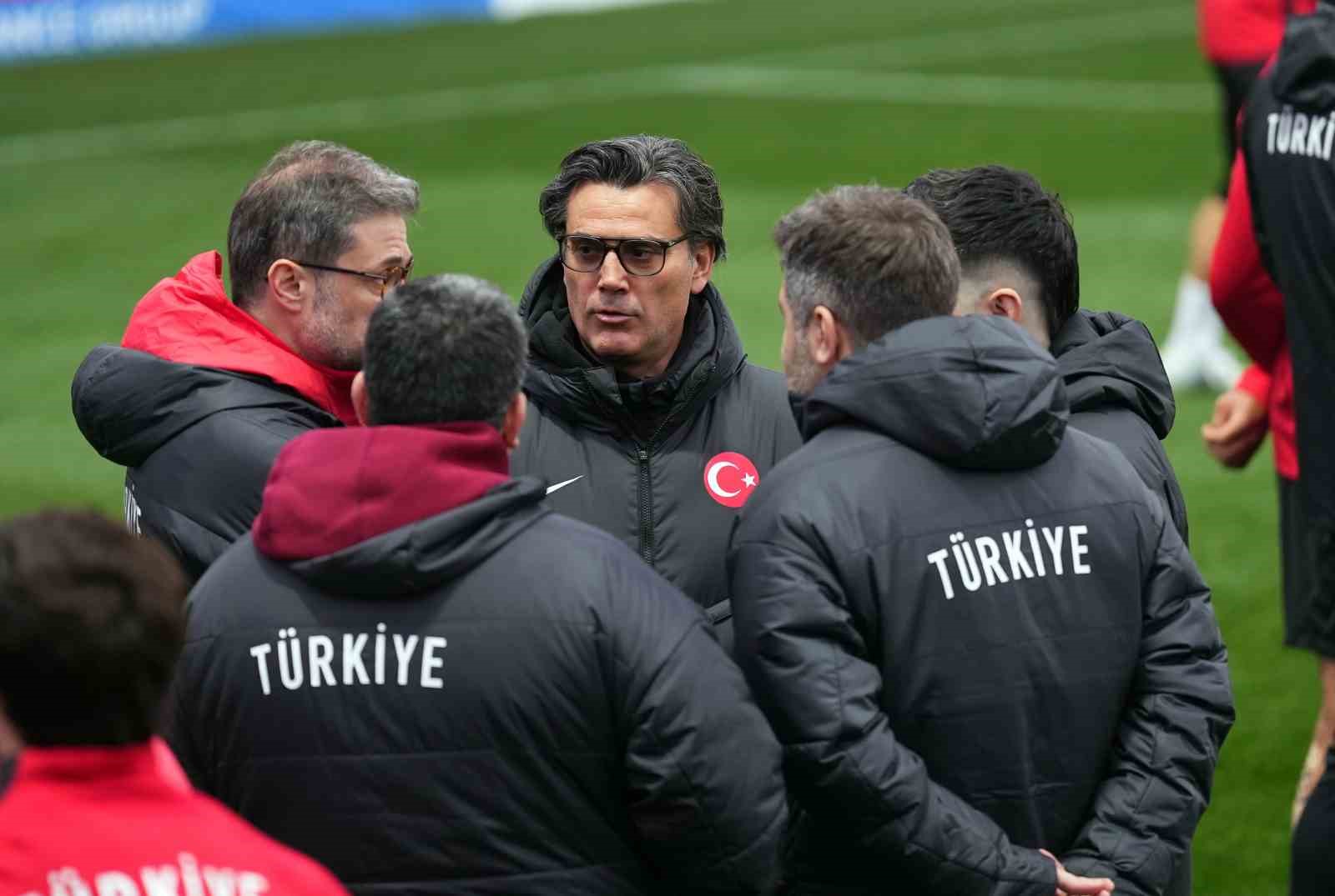 a milli futbol takimi romanya macinin hazirliklarini surdurdu 8 qfV6CwVN