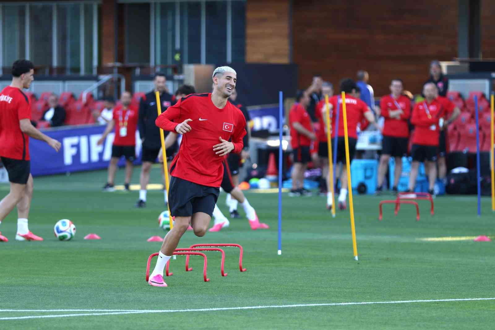 a milli futbol takimi san franciscodaki ilk antrenmanini yapti 12 zynRTNT5