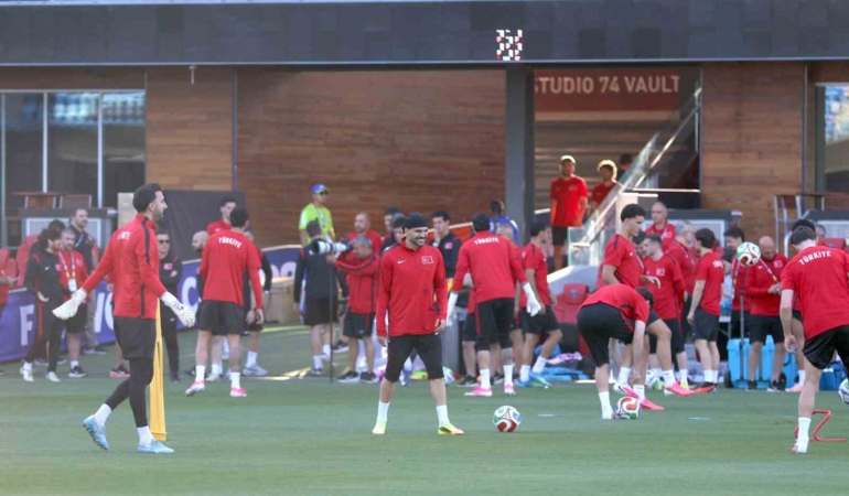 a-milli-futbol-takimi-san-franciscodaki-ilk-antrenmanini-yapti-Mrdz3HBB.jpg