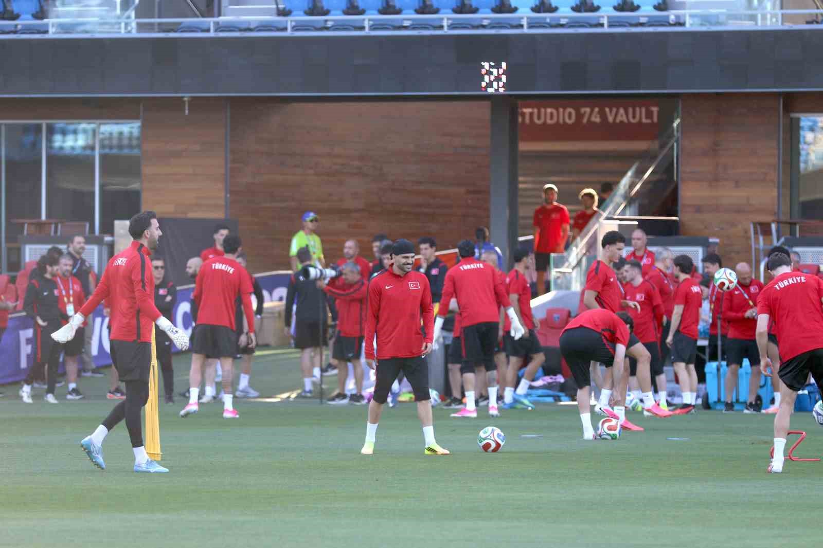a-milli-futbol-takimi-san-franciscodaki-ilk-antrenmanini-yapti-Mrdz3HBB.jpg
