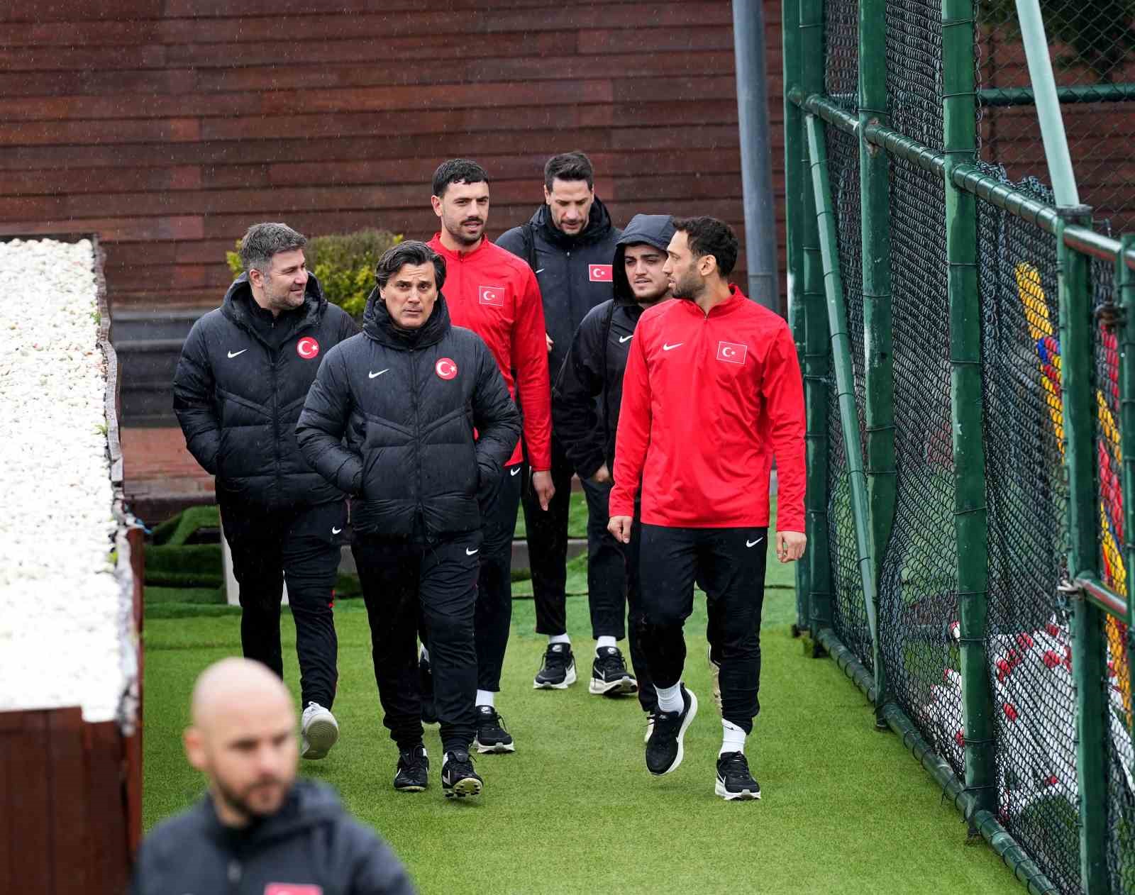 A Milli Futbol Takımı, yağmur altında çalıştı 5 a milli futbol takimi yagmur altinda calisti 1 BrmhvLUI