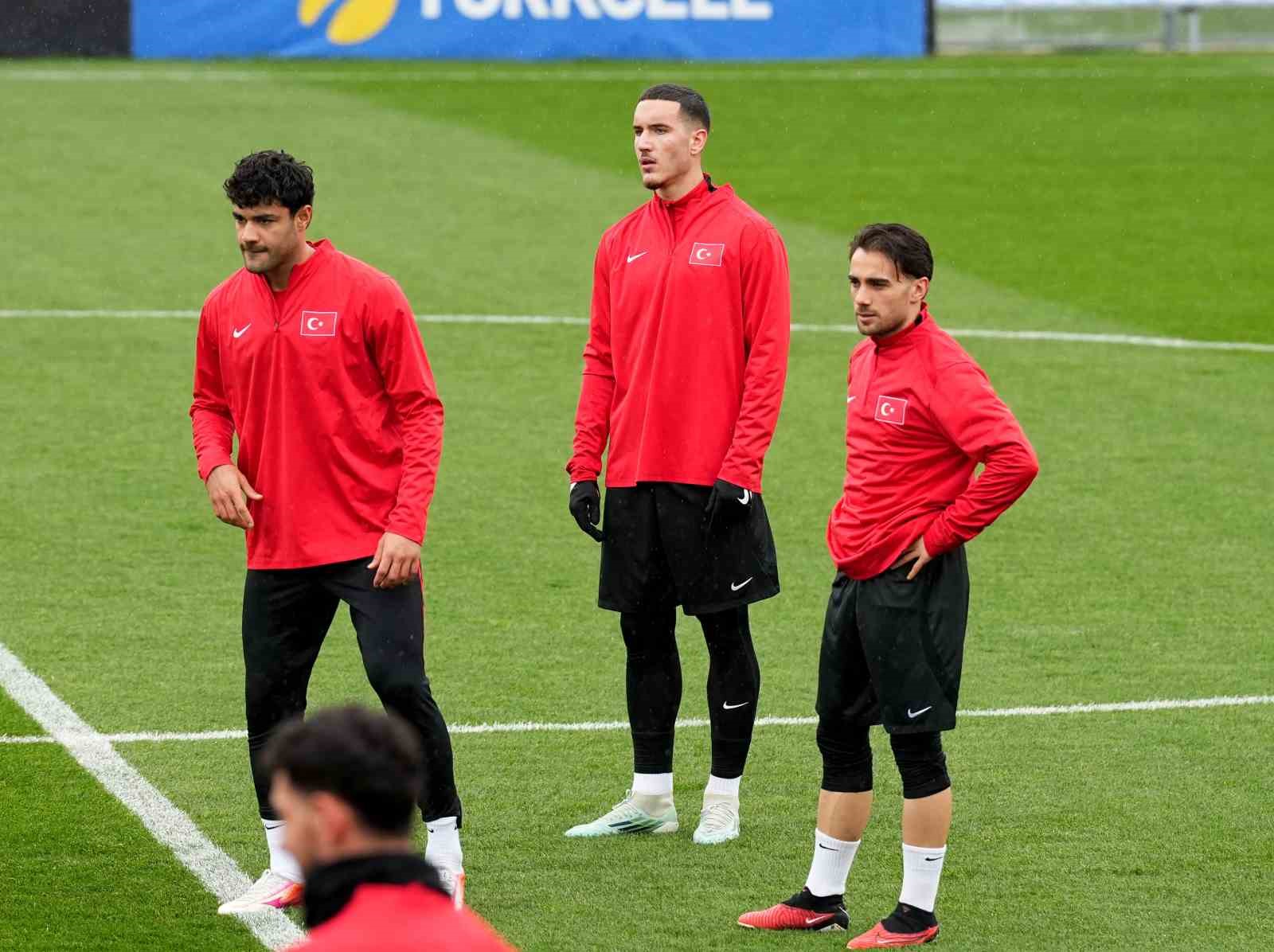 A Milli Futbol Takımı, yağmur altında çalıştı 14 a milli futbol takimi yagmur altinda calisti 10 Ey36QTSu