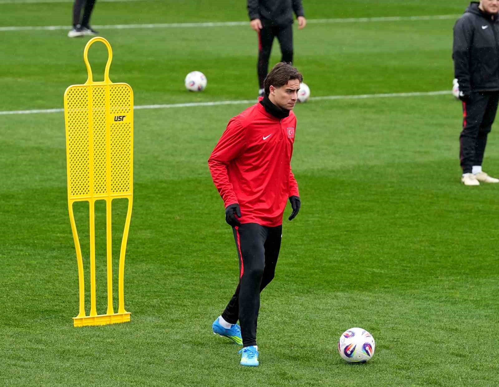 A Milli Futbol Takımı, yağmur altında çalıştı 15 a milli futbol takimi yagmur altinda calisti 11 m7HgA3iH