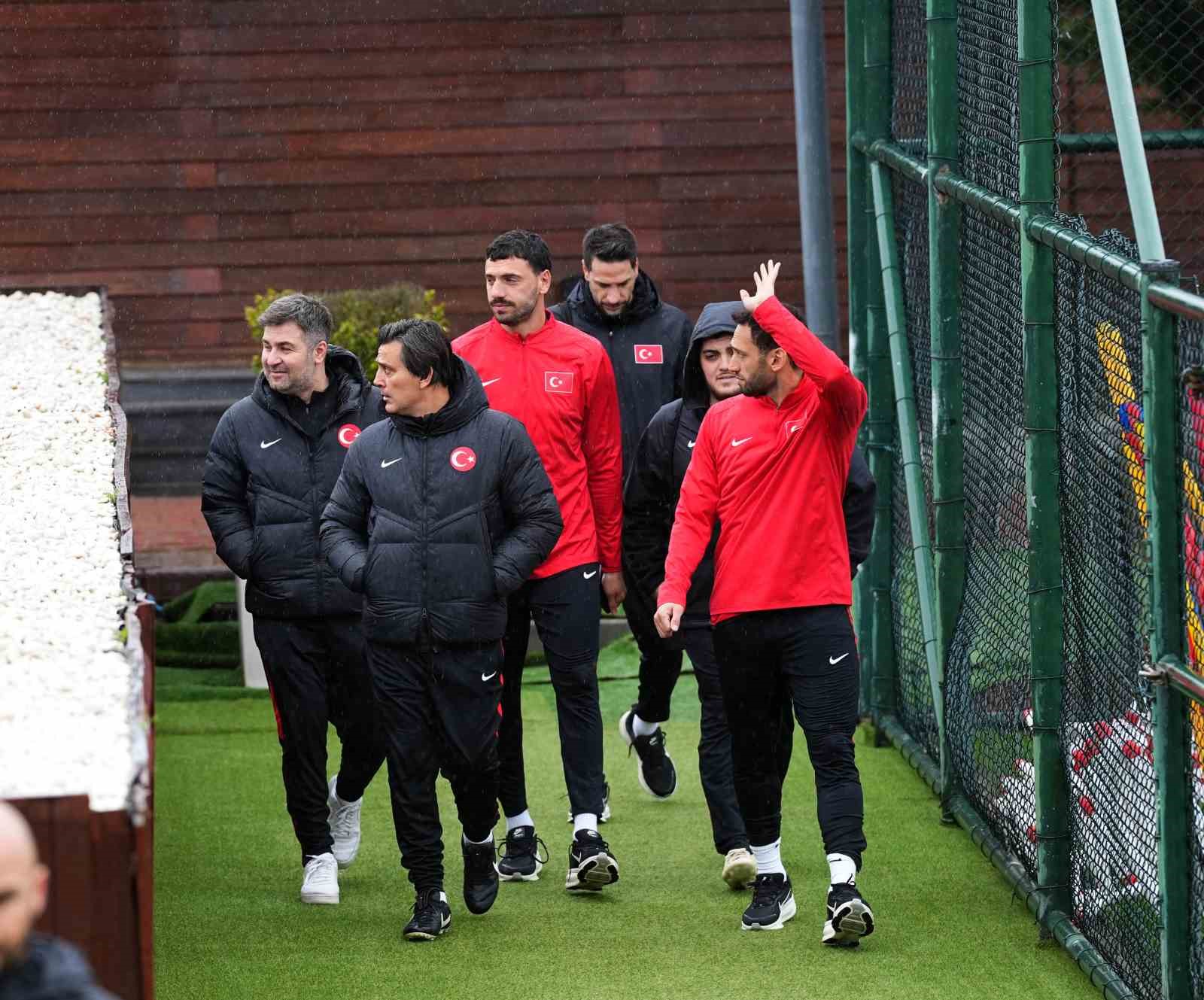 A Milli Futbol Takımı, yağmur altında çalıştı 6 a milli futbol takimi yagmur altinda calisti 2 yawfQ9IG