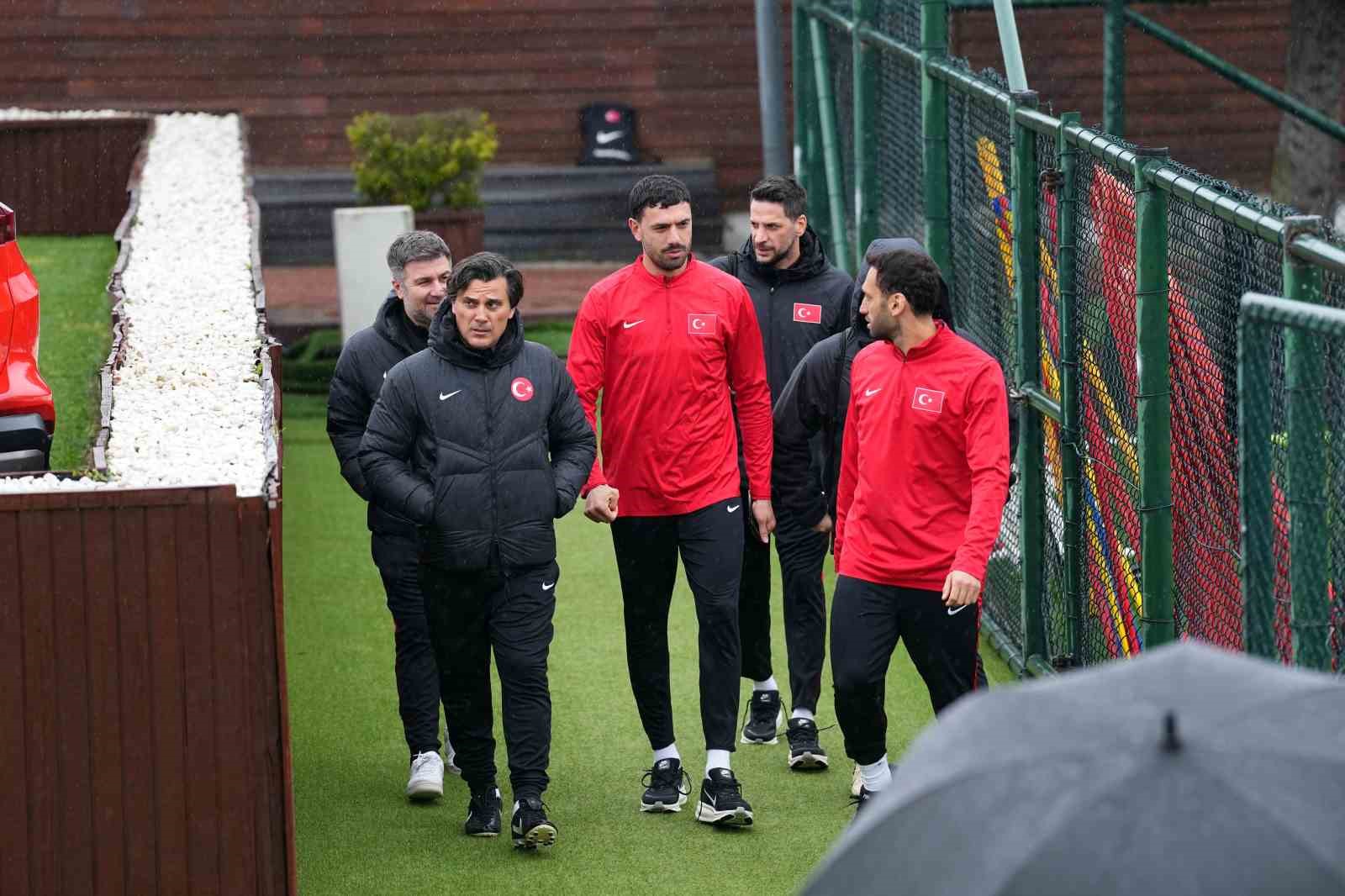A Milli Futbol Takımı, yağmur altında çalıştı 7 a milli futbol takimi yagmur altinda calisti 3