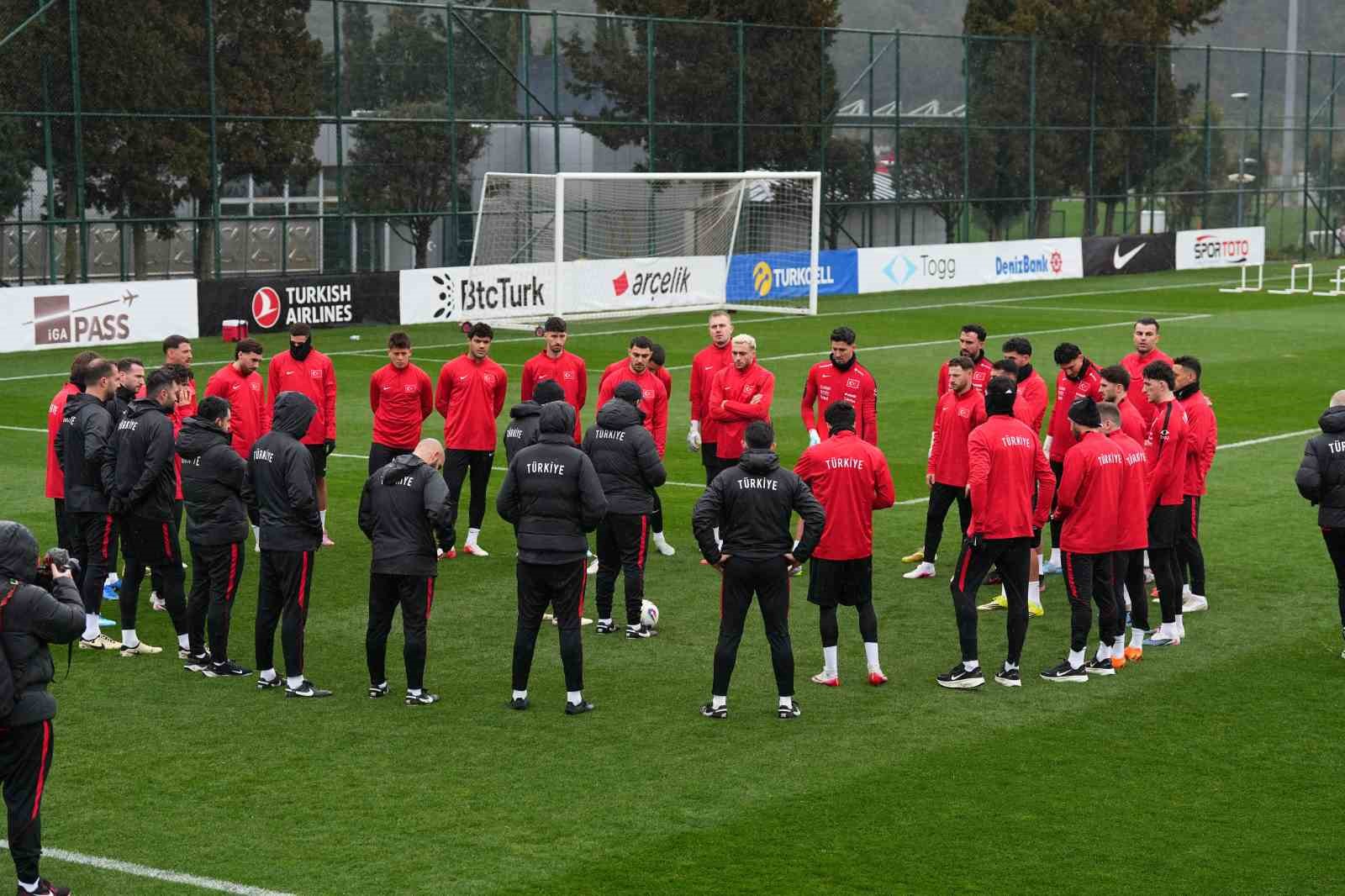 A Milli Futbol Takımı, yağmur altında çalıştı 8 a milli futbol takimi yagmur altinda calisti 4 gZsnwmKO