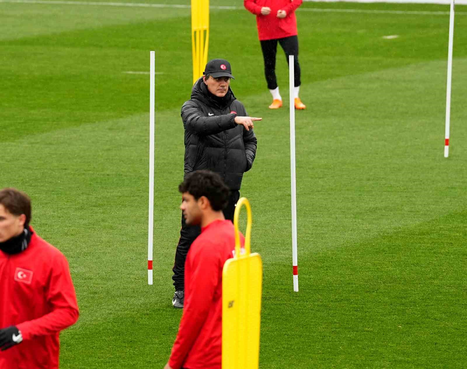 A Milli Futbol Takımı, yağmur altında çalıştı 12 a milli futbol takimi yagmur altinda calisti 8 BiBeXVAN
