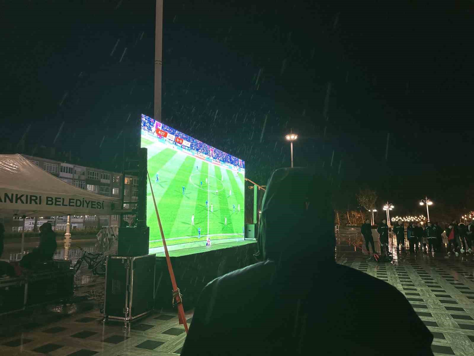 A Milli Futbol Takımı’na yağmur altında destek 5 a milli futbol takimina yagmur altinda destek 1 zJywwCQG