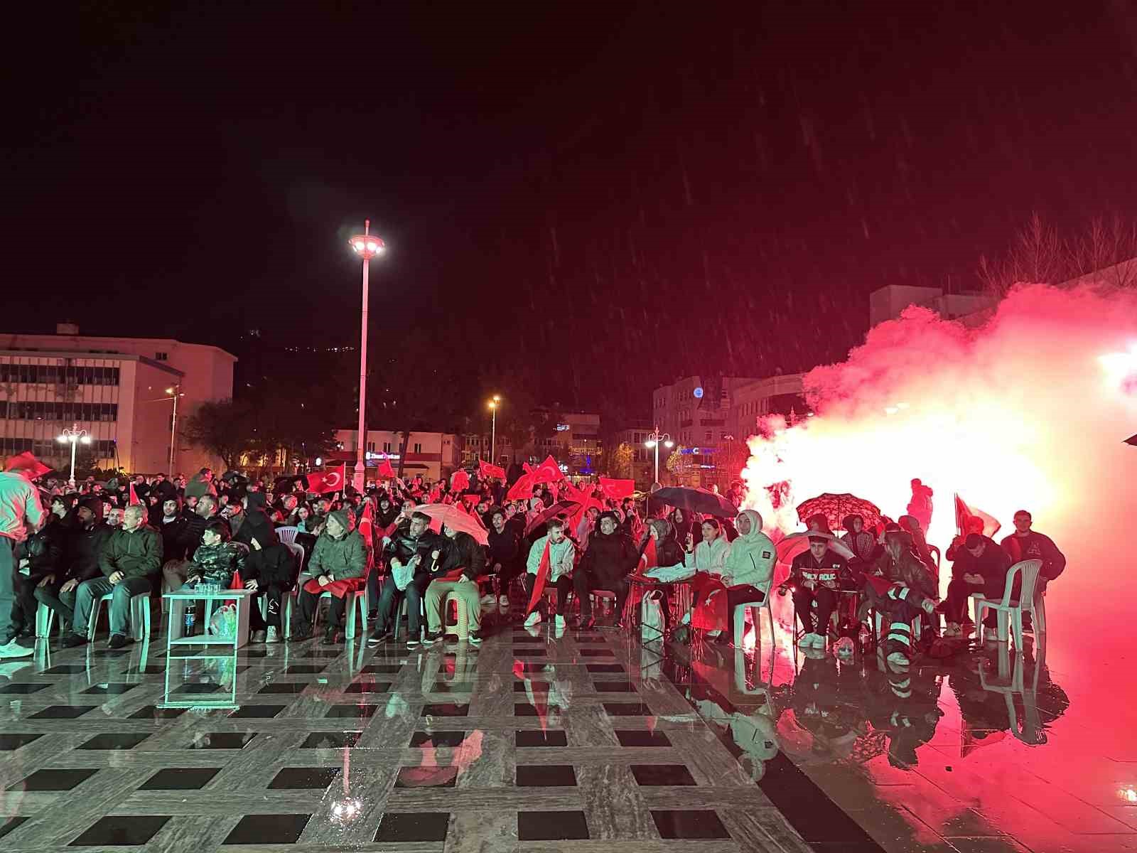 A Milli Futbol Takımı’na yağmur altında destek 6 a milli futbol takimina yagmur altinda destek 2