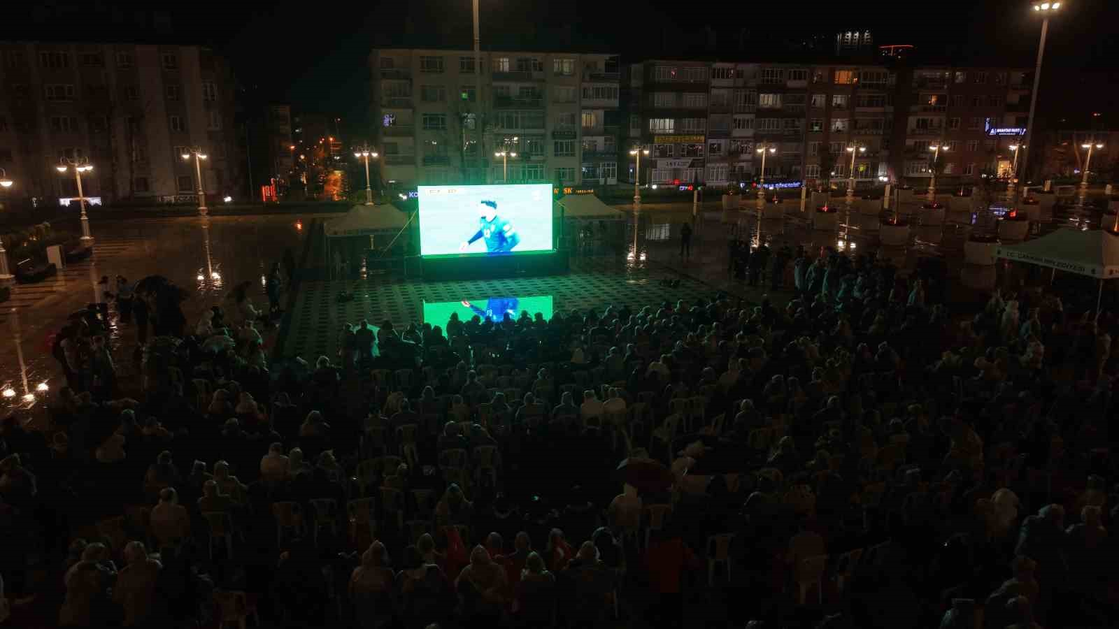 A Milli Futbol Takımı’na yağmur altında destek 8 a milli futbol takimina yagmur altinda destek 4 dA6jEjLp