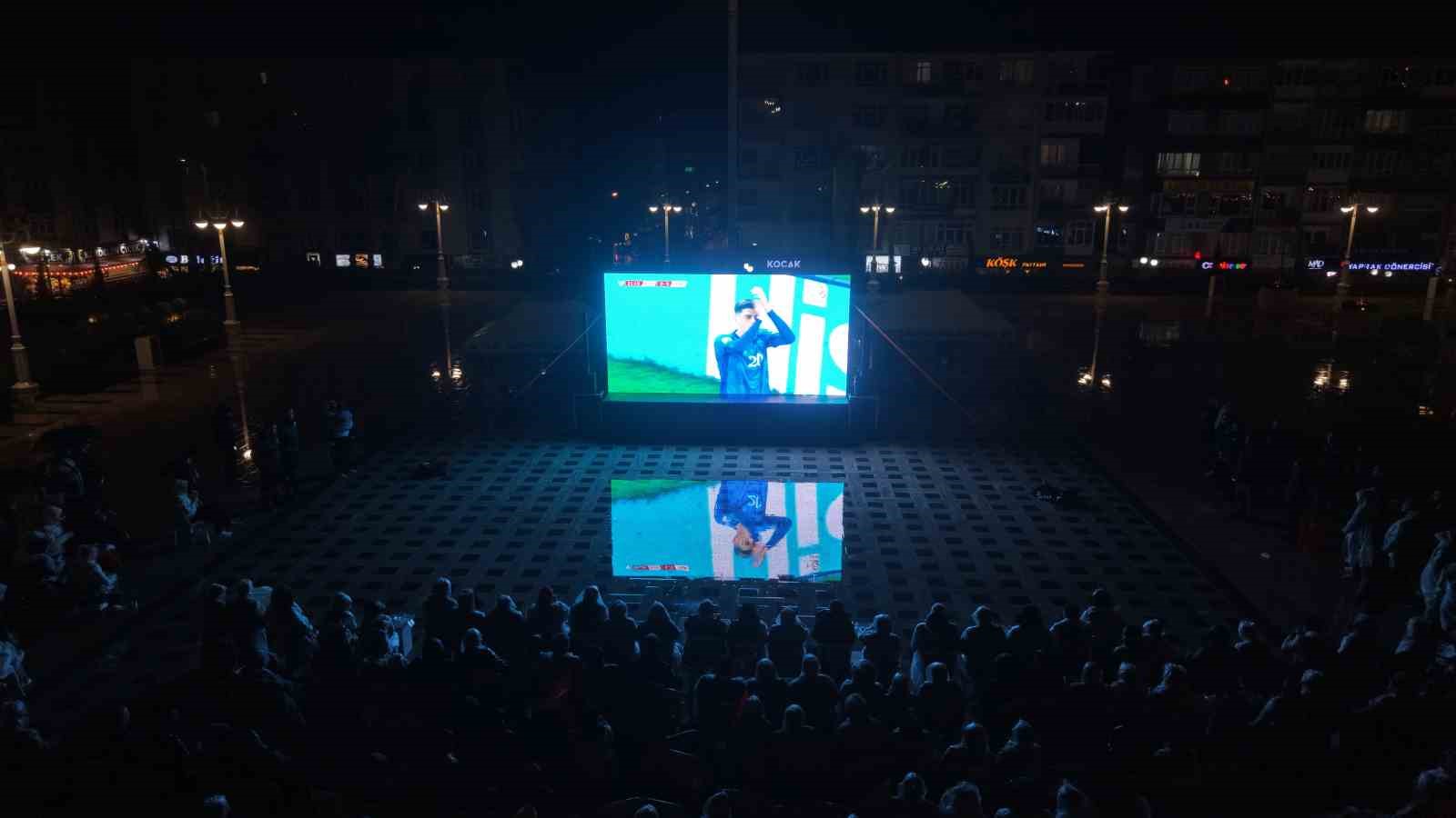 A Milli Futbol Takımı’na yağmur altında destek 9 a milli futbol takimina yagmur altinda destek 5 sLuBCAZP