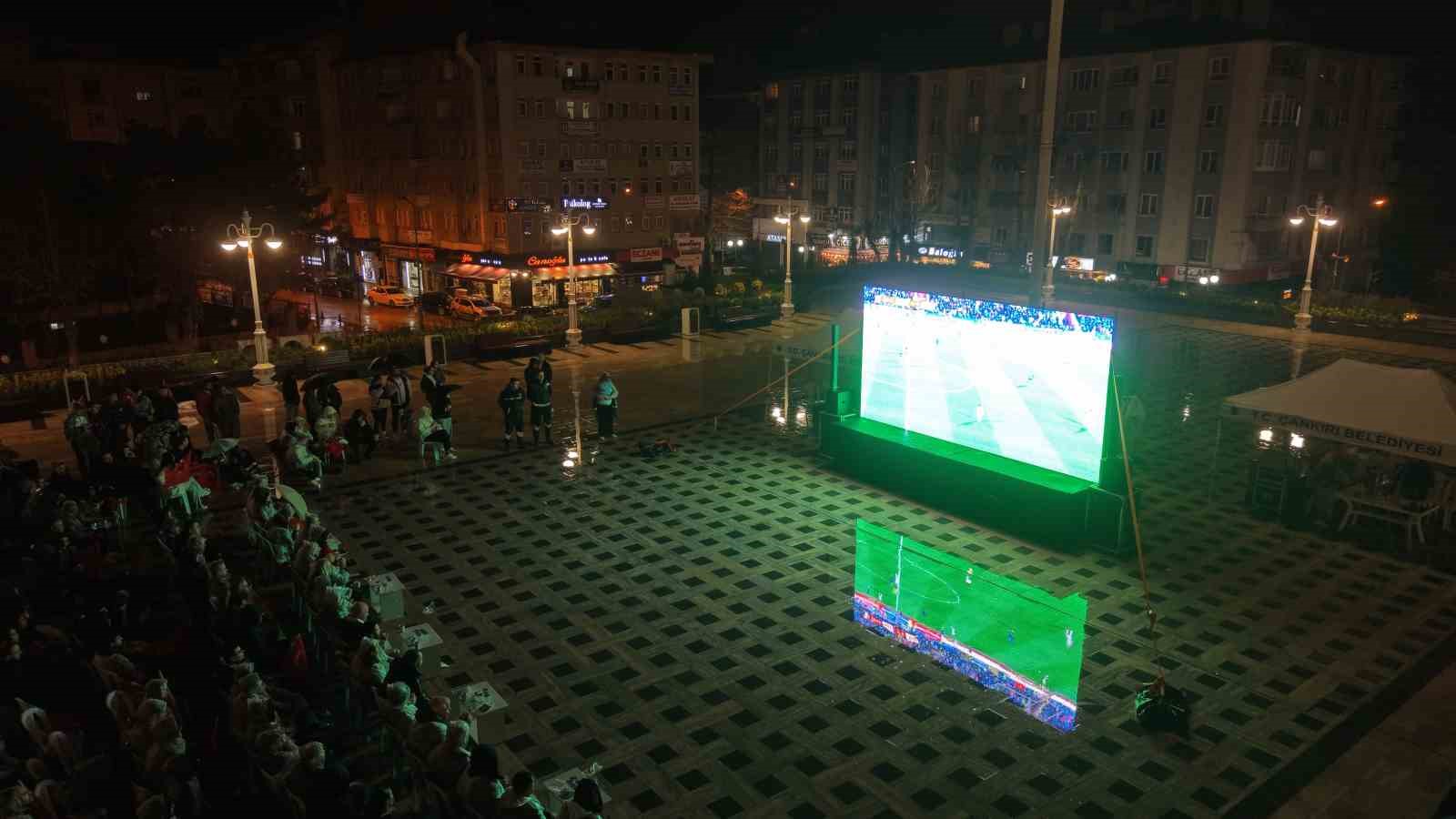 A Milli Futbol Takımı’na yağmur altında destek 10 a milli futbol takimina yagmur altinda destek 6 sQGTZQEF