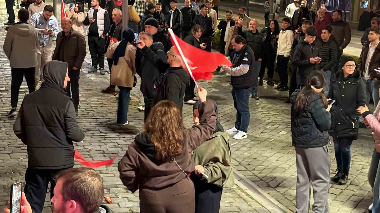 A Milli Futbol Takımı’nın, Dünya Kupası’na katılmaya hak kazanması Trabzon’da coşkuyla kutlandı 4 a milli futbol takiminin dunya kupasina katilmaya hak kazanmasi trabzonda coskuyla kutlandi 0 JAznQCLc