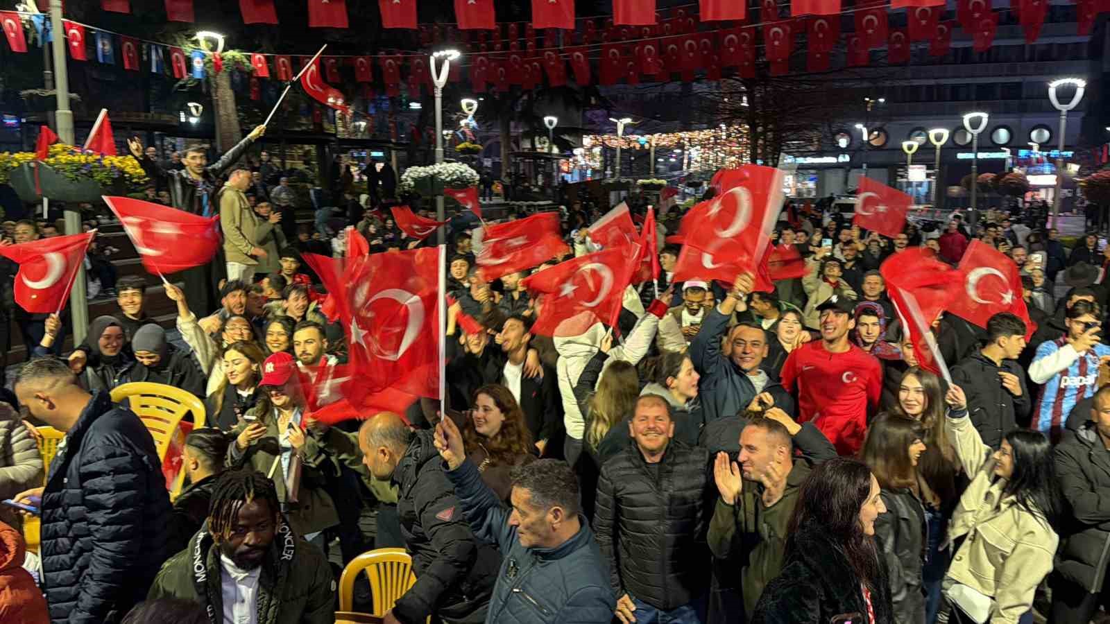 A Milli Futbol Takımı’nın, Dünya Kupası’na katılmaya hak kazanması Trabzon’da coşkuyla kutlandı 5 a milli futbol takiminin dunya kupasina katilmaya hak kazanmasi trabzonda coskuyla kutlandi 1 MdaCpLiW