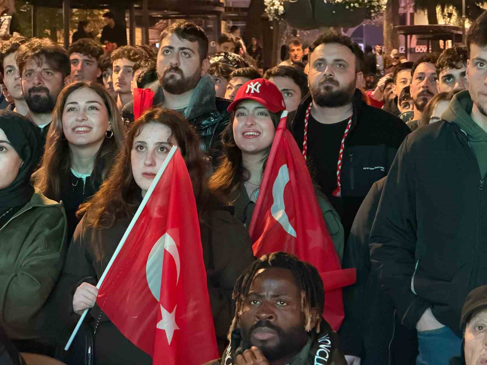 A Milli Futbol Takımı’nın, Dünya Kupası’na katılmaya hak kazanması Trabzon’da coşkuyla kutlandı 6 a milli futbol takiminin dunya kupasina katilmaya hak kazanmasi trabzonda coskuyla kutlandi 2 v9S93ieE